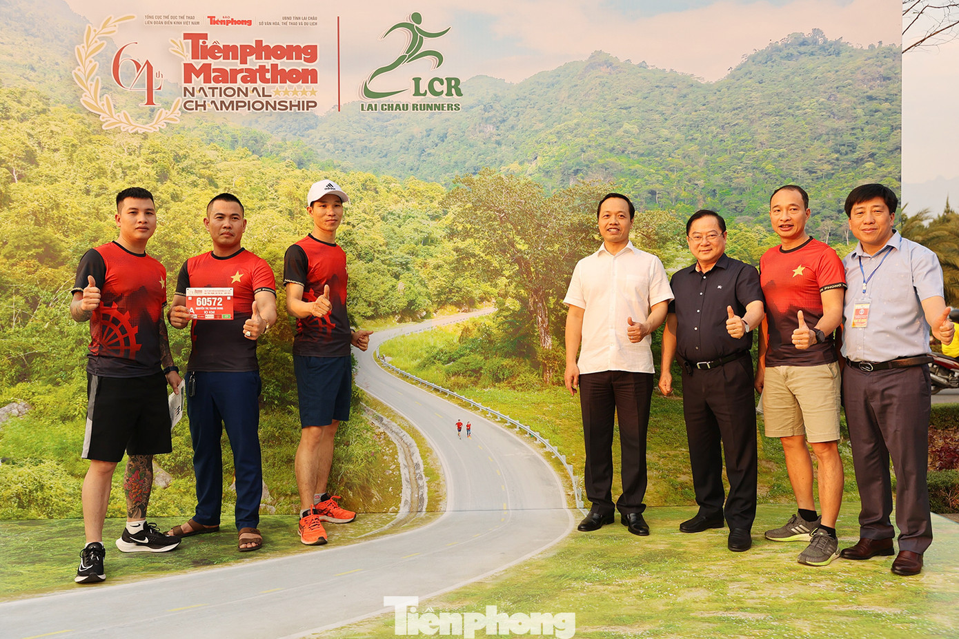 Chủ tịch UBND tỉnh Lai Châu và Tổng Biên tập báo Tiền Phong chụp ảnh cùng các vận động viên tham gia Tiền Phong Marathon 2023.