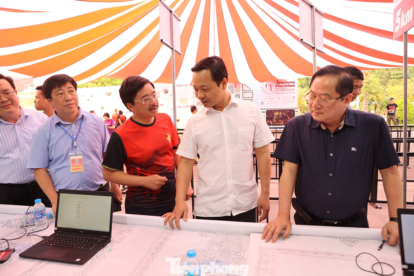 Chủ tịch UBND tỉnh Lai Châu đánh giá cao công tác tổ chức của giải Tiền Phong Marathon.