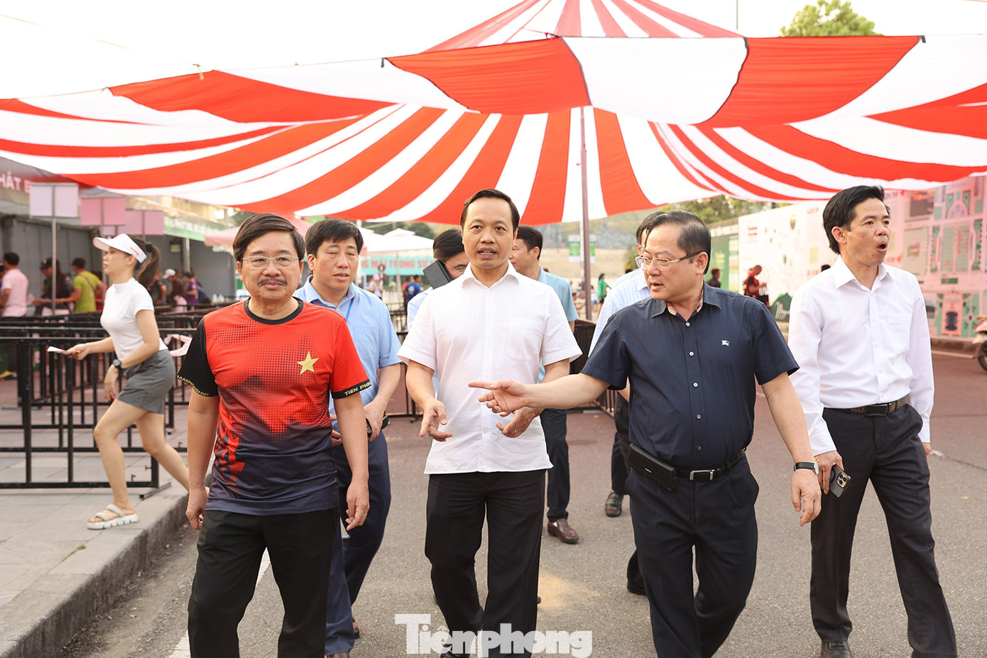 Tổng Biên tập báo Tiền Phong Lê Xuân Sơn (thứ hai từ phải sang) trao đổi với Chủ tịch UBND tỉnh Lai Châu Trần Tiến Dũng về công tác chuẩn bị giải Tiền Phong Marathon. (Ảnh: Trọng Tài).