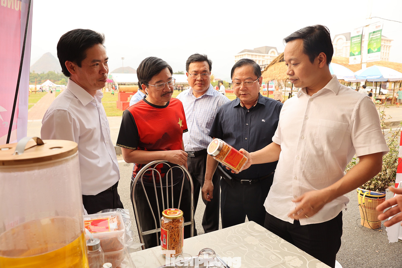 Chủ tịch UBND tỉnh Lai Châu Trần Tiến Dũng và các đại biểu thăm hỏi, động viên, trải nghiệm sản phẩm tại các gian hàng trưng bày ở Quảng trường Nhân dân.