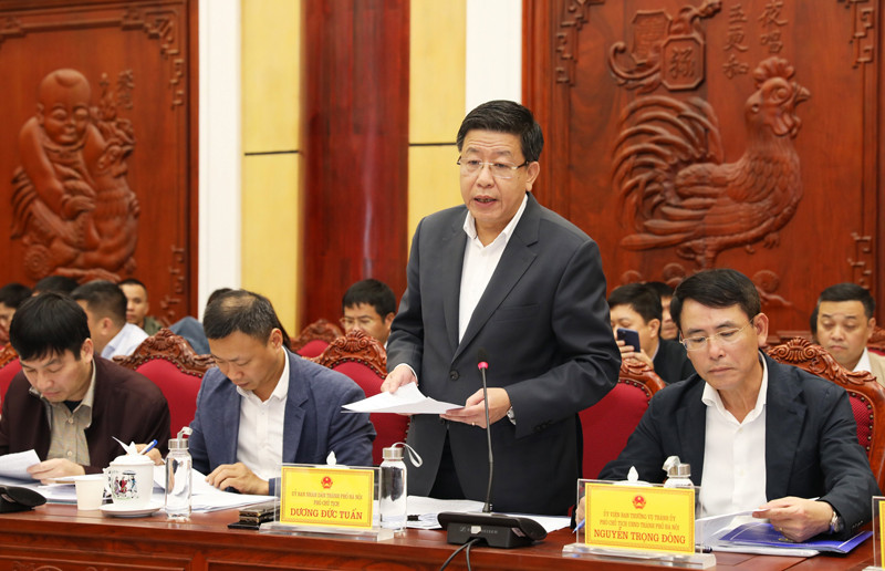 Phó Chủ tịch UBND thành phố Hà Nội Dương Đức Tuấn báo cáo tại hội nghị. Ảnh: PV