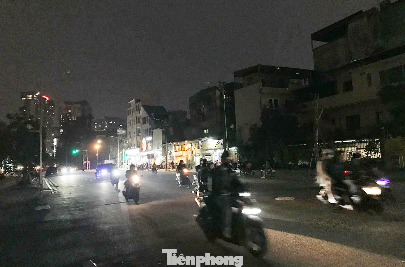 Đường Huỳnh Thúc Kháng kéo dài (Đống Đa, Hà Nội) vừa thông xe đầu năm 2023. Với việc được đầu tư đồng bộ về hạ tầng kỹ thuật nhưng hệ thống chiếu sáng phục vụ giao thông của tuyến đường chưa được hoàn thiện. Ảnh: Trường Phong