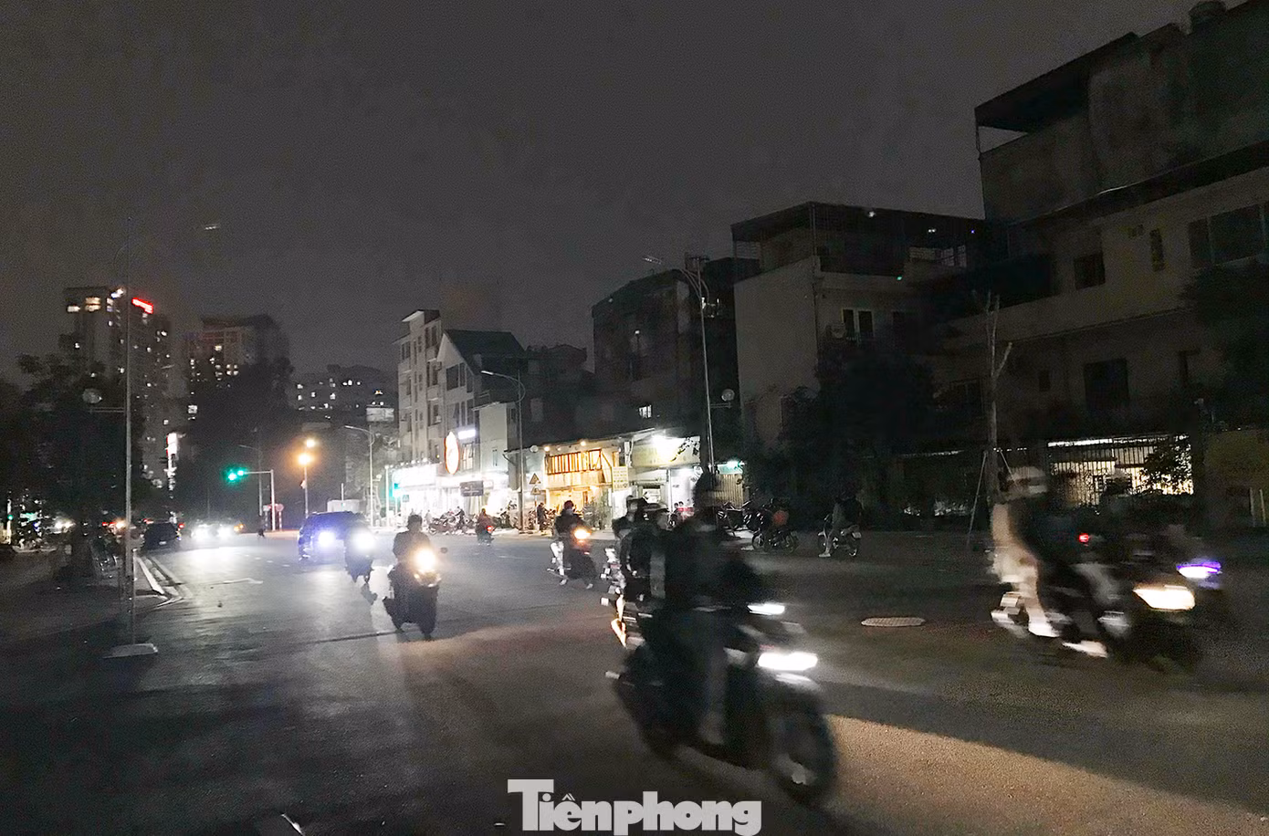 Đường Huỳnh Thúc Kháng kéo dài (Đống Đa, Hà Nội) vừa thông xe đầu năm 2023. Với việc được đầu tư đồng bộ về hạ tầng kỹ thuật nhưng hệ thống chiếu sáng phục vụ giao thông của tuyến đường chưa được hoàn thiện. Ảnh: Trường Phong