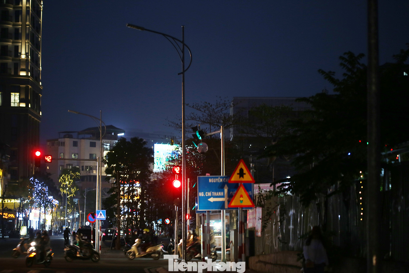 Thậm chí, ngay cả khu vực ngã tư, đèn chiếu sáng cũng không sáng. Ảnh: Trường Phong