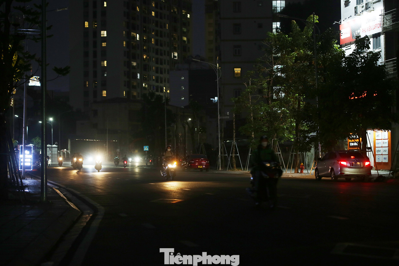 Trao đổi với phóng viên, nhiều người dân sinh sống bên cạnh tuyến đường và người tham gia giao thông rất băn khoăn vì hệ thống chiếu sáng dù được đầu tư đồng bộ nhưng không phát huy tác dụng phục vụ cuộc sống của người dân. Ảnh: Trường Phong