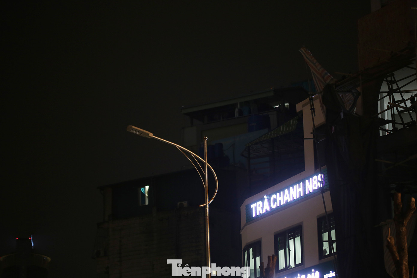 Nhiều đèn trên tuyến đường này không có ánh sáng, trong khi ánh sáng chủ yếu lại từ các biển hiệu, đèn từ các căn hộ ven đường. Ảnh: Trường Phong