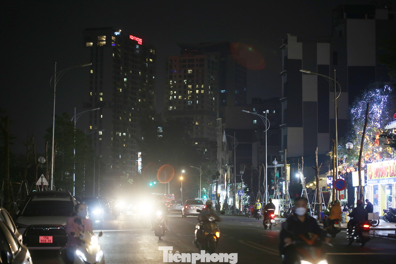 Còn lại, hầu hết đèn chiếu sáng trên tuyến đường này không được bật vào buổi tối. Ảnh: Trường Phong.