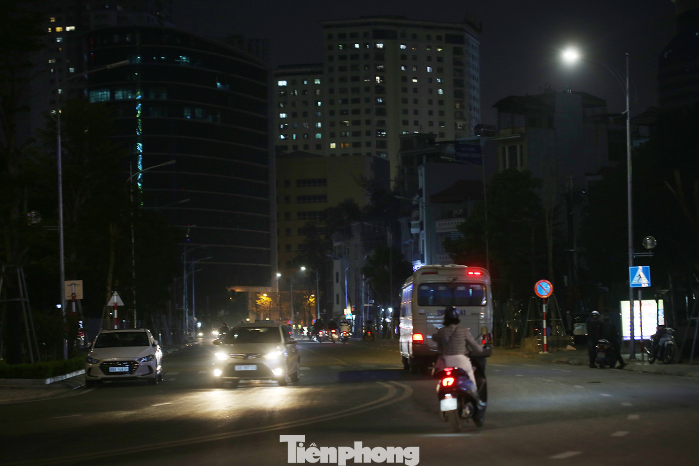 Theo ghi nhận của phóng viên, dọc tuyến đường Huỳnh Thúc Kháng kéo dài, chỉ có riêng lẻ một vài đèn được bật sáng... Ảnh: Trường Phong
