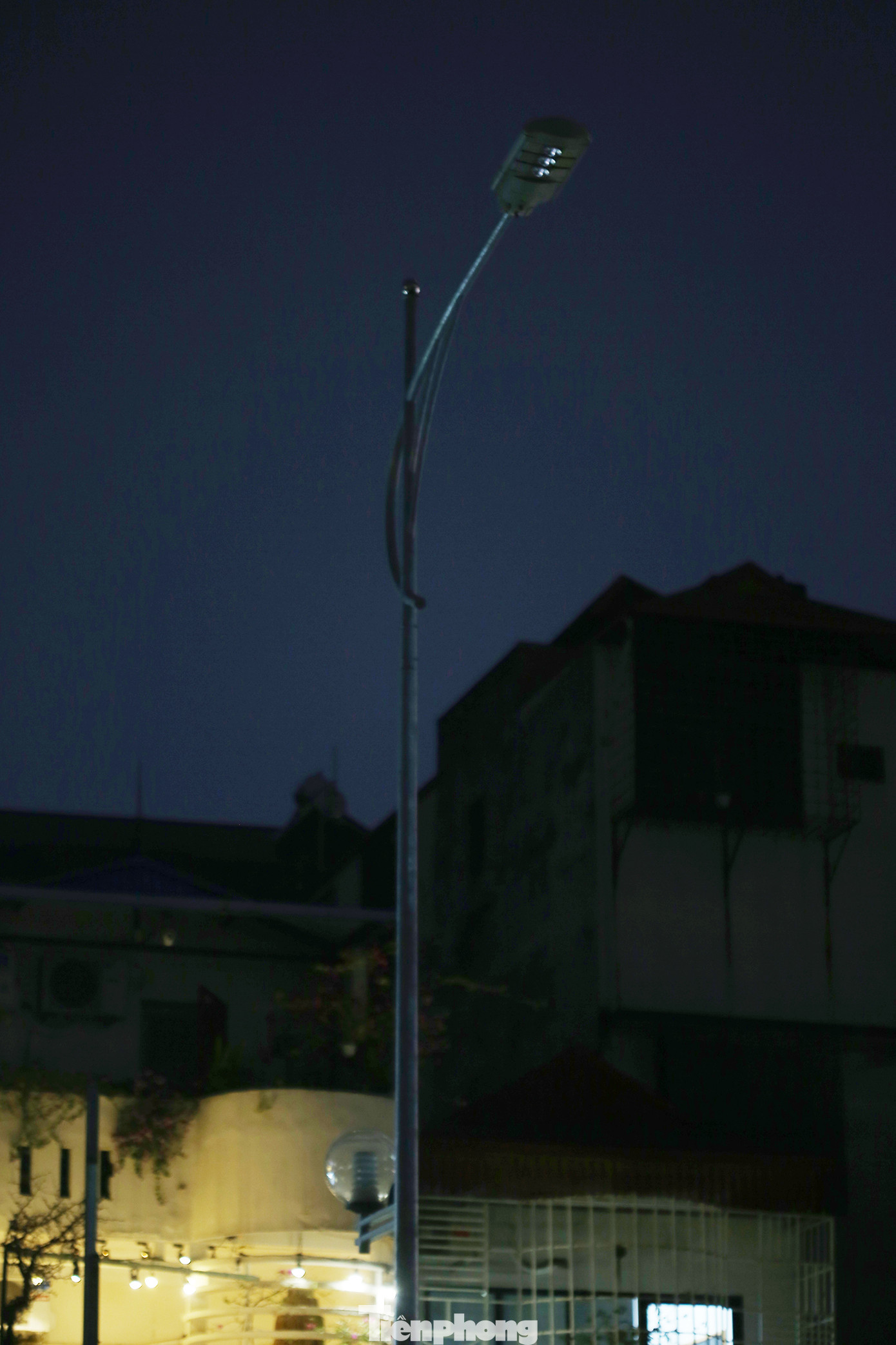 Hầu hết người dân khi tham gia giao thông trên tuyến đường này chủ yếu dựa vào ánh sáng từ các cửa hàng, ánh sáng từ các biển quảng cáo, ánh sáng từ hệ thống đèn của các cơ quan, đơn vị bên cạnh tuyến đường... Ảnh: Trường Phong