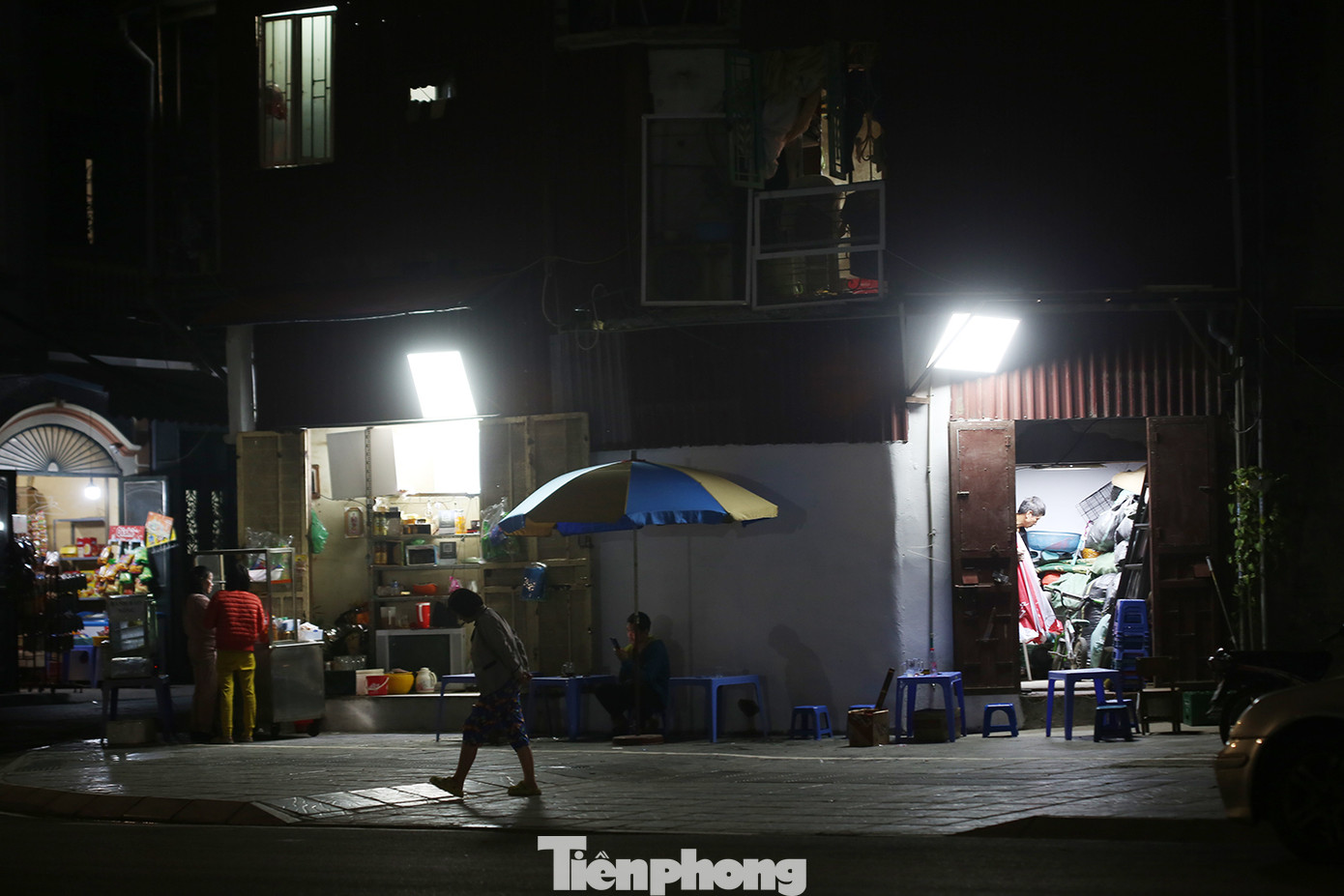 Một cửa hàng ở ven đường Huỳnh Thúc Kháng kéo dài lắp đặt hai đèn lớn phía trước cửa hàng để đảm bảo ánh sáng phục vụ cuộc sống. Ảnh: Trường Phong