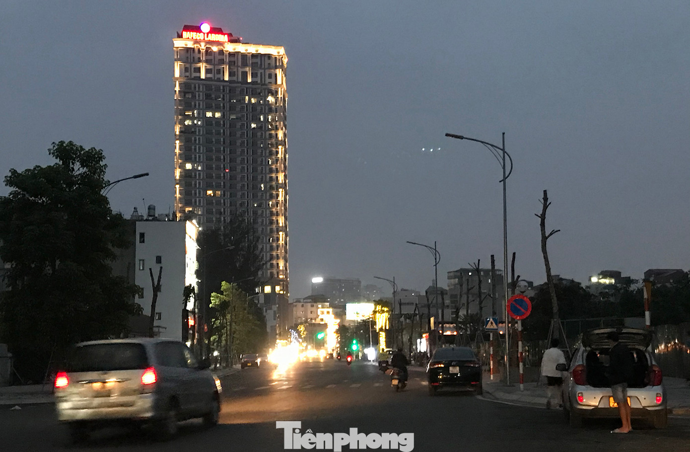 Có thể dễ dàng quan sát thấy hàng loạt đèn chiếu sáng ở đường Huỳnh Thúc Kháng kéo dài không bật sáng khi trời tối. Ảnh: Trường Phong