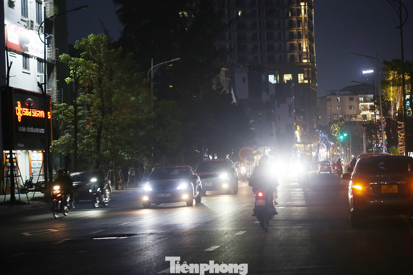 Tuyến đường Huỳnh Thúc Kháng kéo dài khá đông phương tiện, lại không phải là tuyến đường thẳng, do vậy, việc không có hệ thống chiếu sáng vào buổi tối tiềm ẩn nhiều rủi ro. Ảnh: Trường Phong