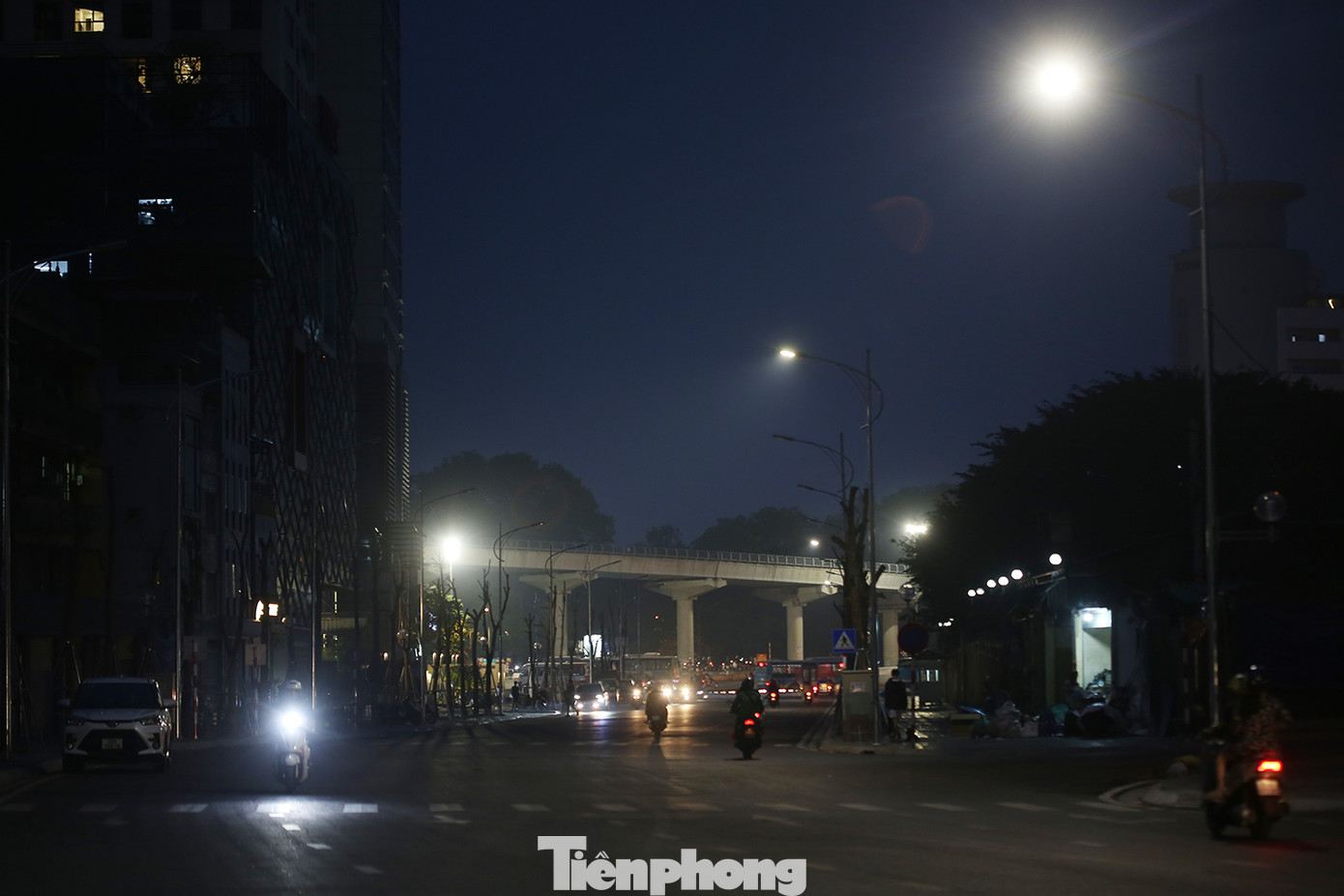 Chỗ nhiều nhất, cũng chỉ có 3 đèn bật sáng, nhưng không liền nhau.