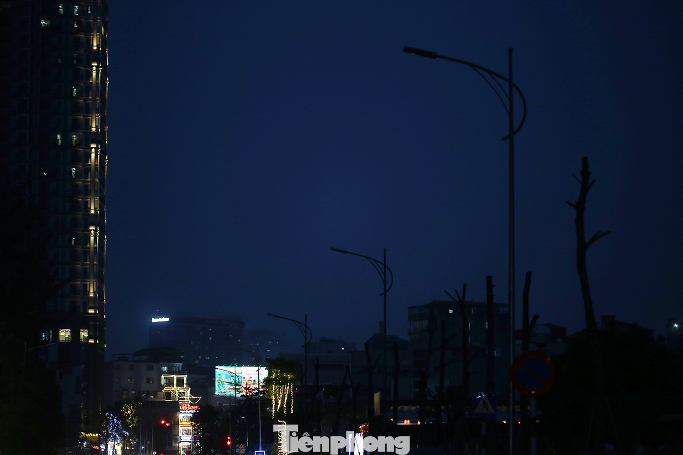 Loạt đèn chiếu sáng ở đường Huỳnh Thúc Kháng kéo dài vẫn chưa được cơ quan chức năng hoàn thiện sau 3 tháng vận hành.