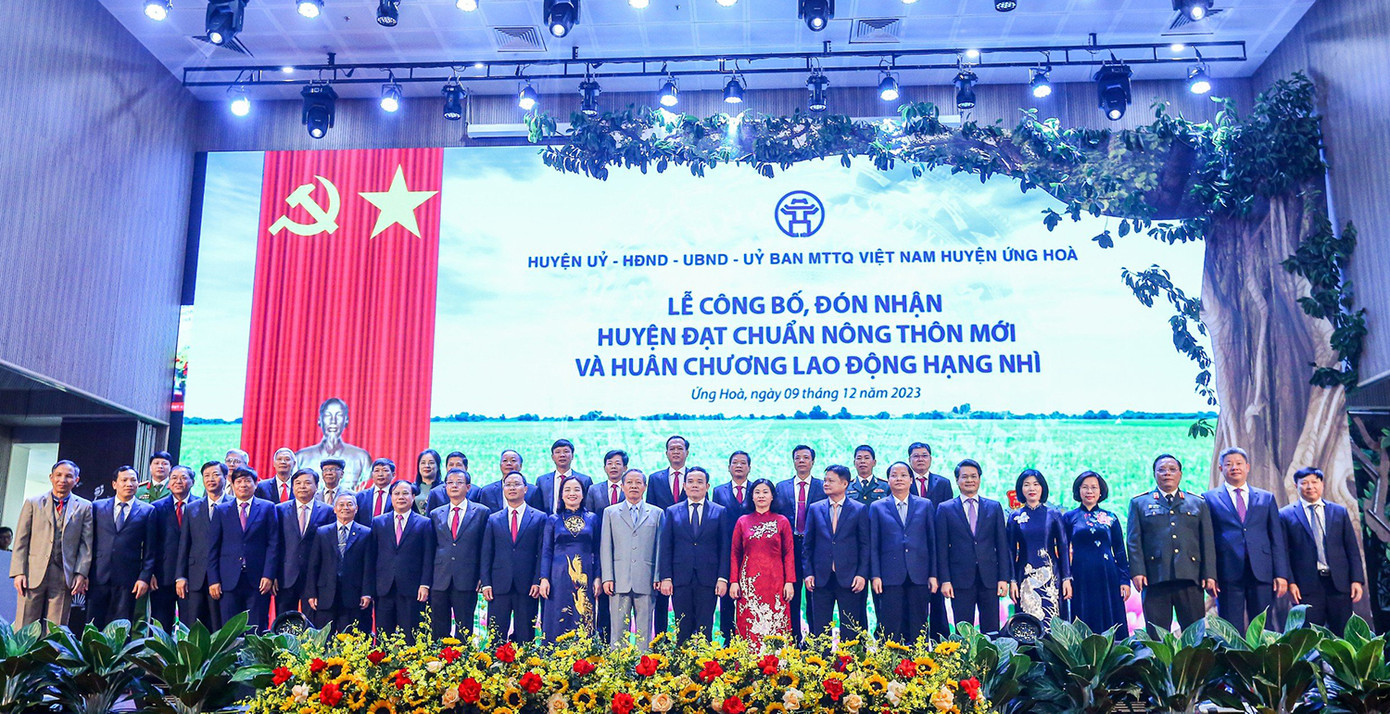 Phó Thủ tướng Trần Lưu Quang và các đại biểu khách mời chụp ảnh lưu niệm cùng lãnh đạo huyện Ứng Hoà. Ảnh: Duy Phạm. Phó Thủ tướng Trần Lưu Quang và các đại biểu khách mời chụp ảnh lưu niệm cùng lãnh đạo huyện Ứng Hoà. Ảnh: Duy Phạm.