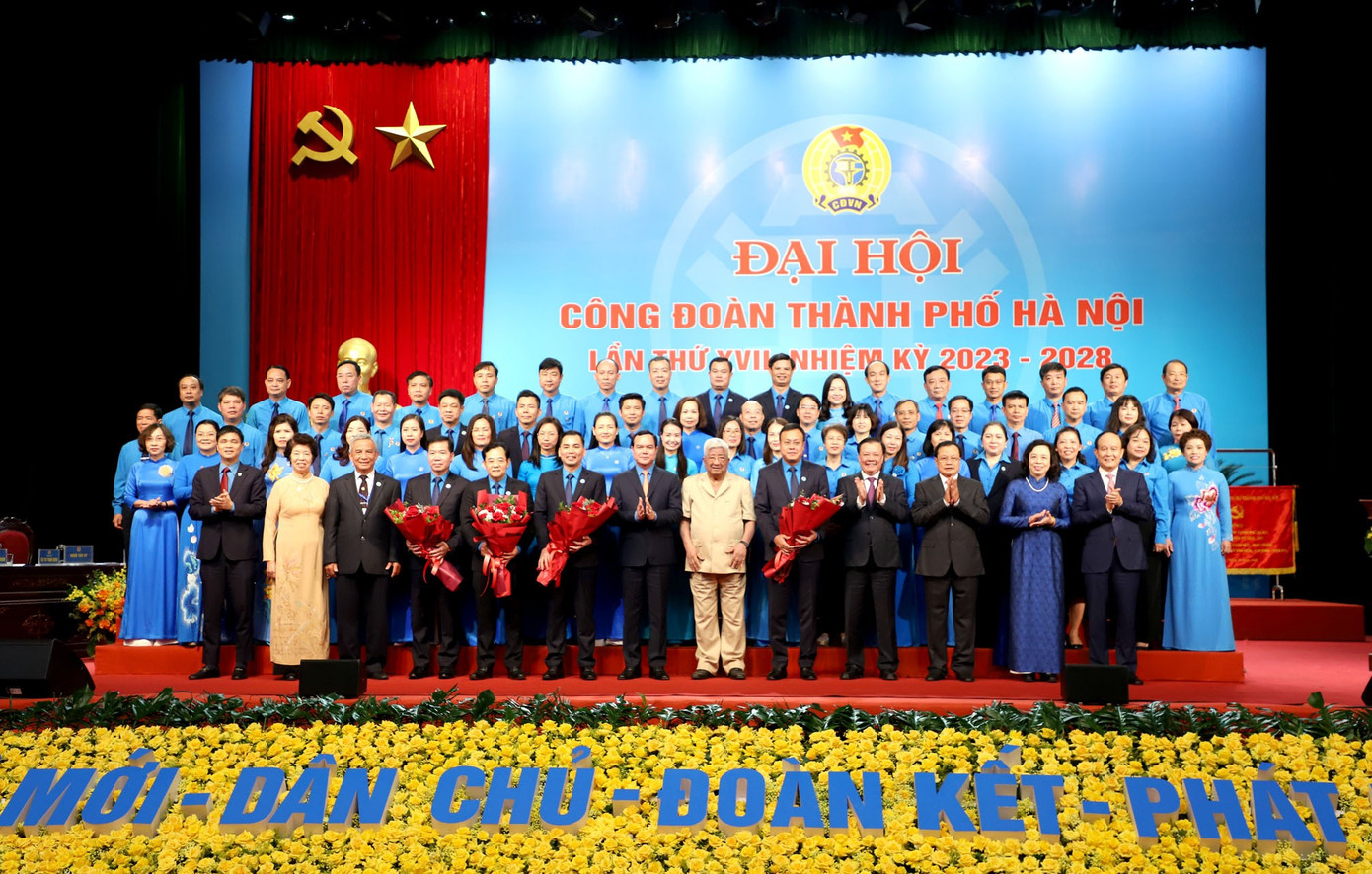 Lãnh đạo, nguyên lãnh đạo Tổng LĐLĐ Việt Nam và Thành ủy Hà Nội tặng hoa chúc mừng Ban Chấp hành LĐLĐ thành phố Hà Nội lần thứ XVII. Ảnh: PV. Lãnh đạo, nguyên lãnh đạo Tổng LĐLĐ Việt Nam và Thành ủy Hà Nội tặng hoa chúc mừng Ban Chấp hành LĐLĐ thành phố Hà Nội lần thứ XVII. Ảnh: PV.