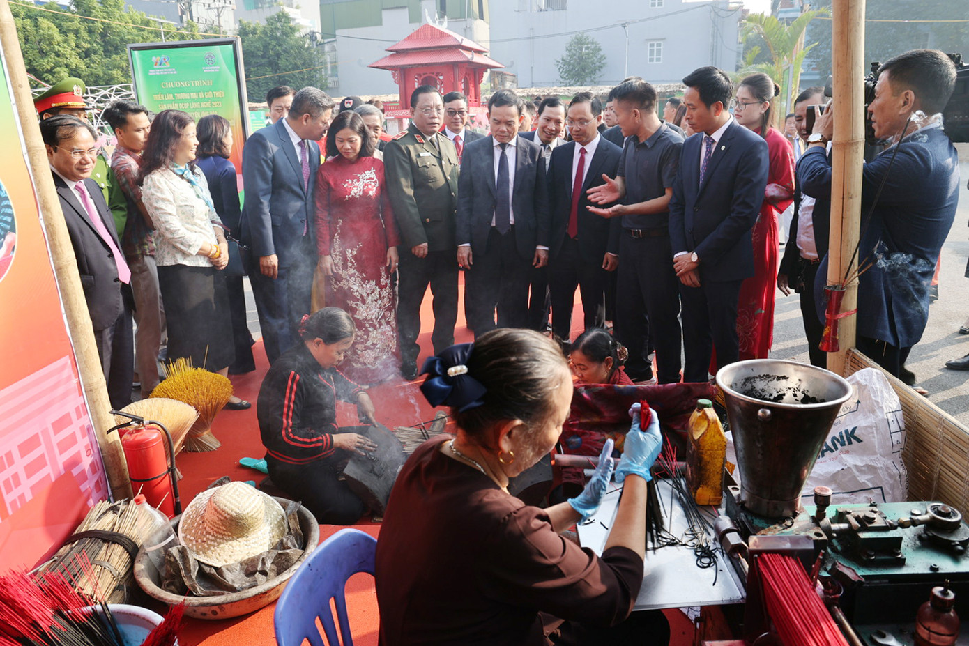 Phó Thủ tướng Chính phủ Trần Lưu Quang và các đại biểu khách mời tham quan các sản phẩm đặc trưng, sản phẩm làng nghề của huyện Ứng Hoà. Ảnh: Duy Phạm. Phó Thủ tướng Chính phủ Trần Lưu Quang và các đại biểu khách mời tham quan các sản phẩm đặc trưng, sản phẩm làng nghề của huyện Ứng Hoà. Ảnh: Duy Phạm.