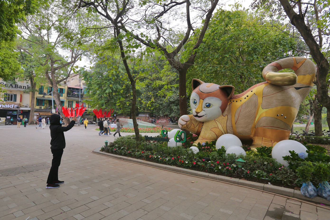 Theo anh Giang, mô hình mèo có màu sắc hiện đại, thể hiện sự kế thừa văn hóa và tiếp thu, phát triển cái mới. "Một chú mèo tinh khôn, nhanh nhẹn chơi đùa với những trái bóng giữa những thảm hoa thể hiện sự lạc quan, vui vẻ, tươi mới để đón chào năm mới", anh Giang nói. Ảnh: Duy Phạm