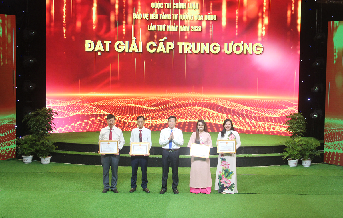 Lãnh đạo tỉnh Hậu Giang trao bằng khen cho các tác giả, tập thể có thành tích xuất sắc. Ảnh: PV Lãnh đạo tỉnh Hậu Giang trao bằng khen cho các tác giả, tập thể có thành tích xuất sắc. Ảnh: PV