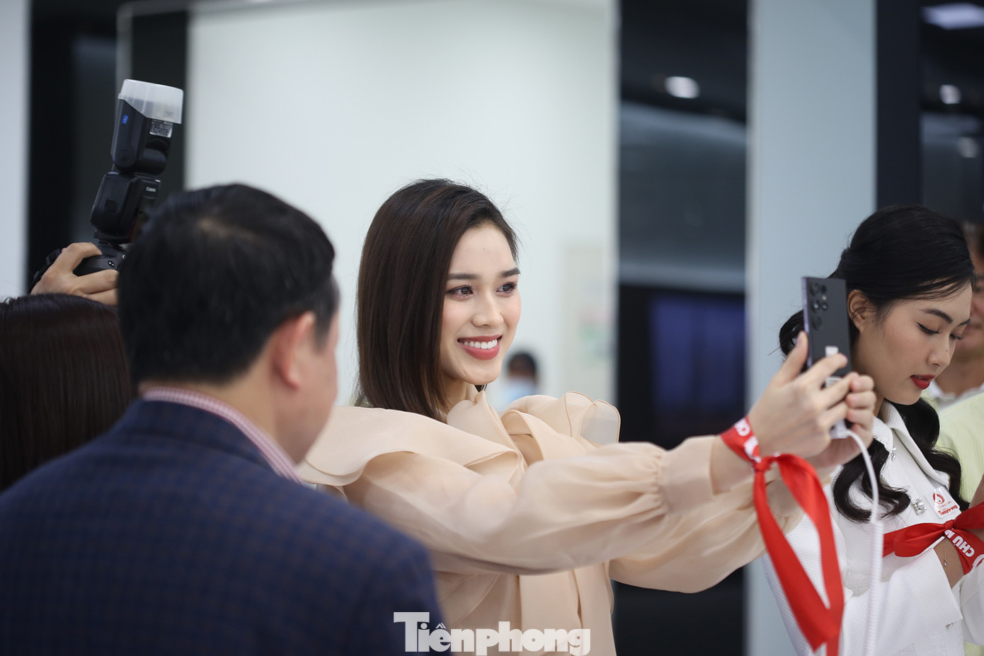 Bên lề chương trình hiến máu tình nguyện, Hoa hậu Việt Nam 2020 Đỗ Thị Hà và các khách mời, đại biểu có dịp trải nghiệm các sản phẩm mới của Samsung. Ảnh: Trường Phong