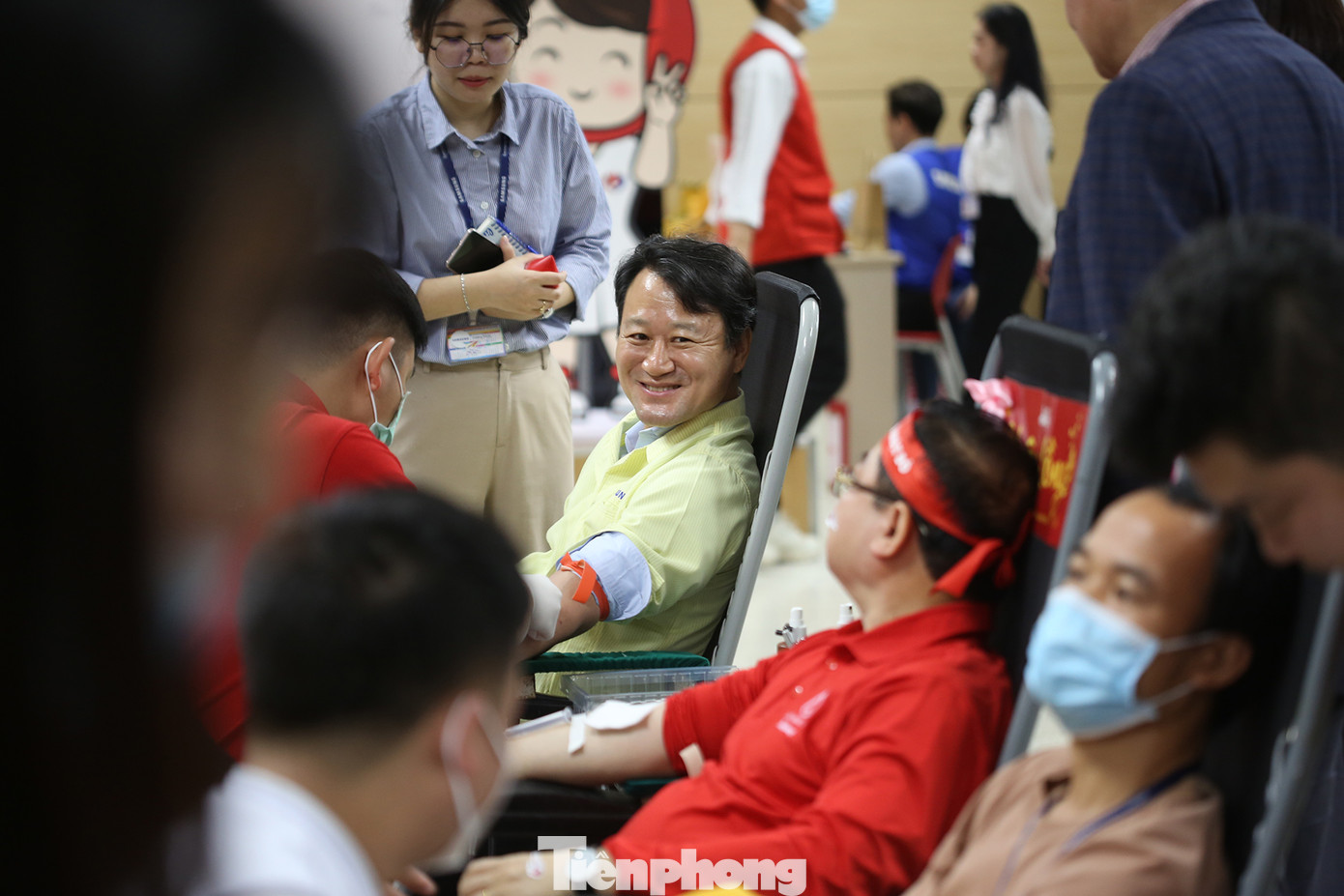 Ông Ryu IL Gon, Phó Tổng Giám đốc Hành chính Nhân sự Samsung Electronics Việt Nam Thái Nguyên cũng hiến máu tại chương trình. Ông chia sẻ, bản thân đã hiến máu khoảng chục lần ở Hàn Quốc, nhưng &quot;có lẽ được truyền cảm hứng&quot;, ông hiến máu tại Việt Nam để &quot;có một dấu ấn đáng nhớ cho bản thân&quot;. Ảnh: Trường Phong