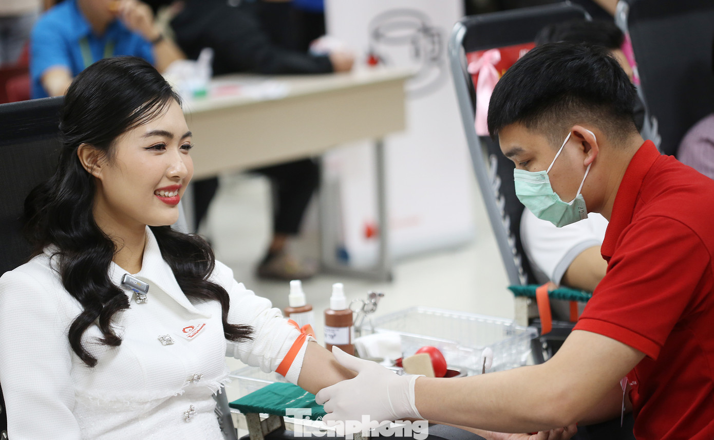 Người đẹp Truyền thông cuộc thi Hoa hậu Việt Nam 2022 Nguyễn Thị Thanh Tâm hiến máu tại chương trình. Theo Tâm, đây là lần đầu tiên cô hiến máu, tuy có hơi sợ, nhưng thấy hạnh phúc vì hành động có ý nghĩa thiết thực. Ảnh: Trường Phong