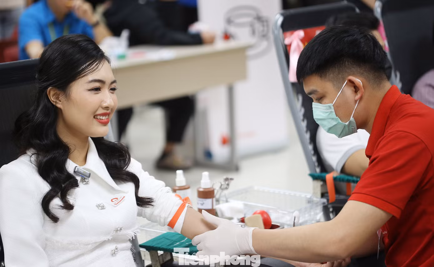 Người đẹp Truyền thông cuộc thi Hoa hậu Việt Nam 2022 Nguyễn Thị Thanh Tâm hiến máu tại chương trình. Theo Tâm, đây là lần đầu tiên cô hiến máu, tuy có hơi sợ, nhưng thấy hạnh phúc vì hành động có ý nghĩa thiết thực. Ảnh: Trường Phong