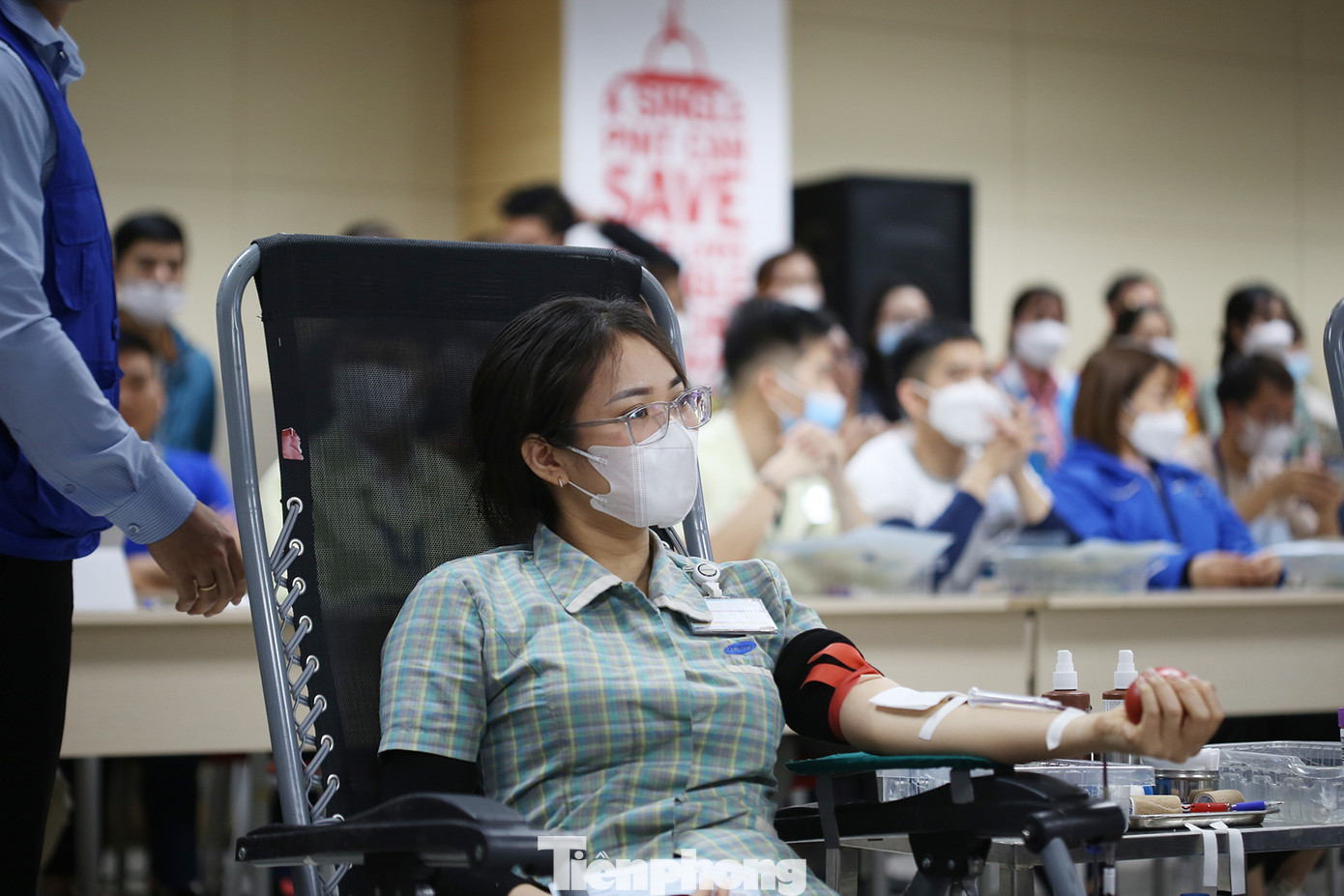 Nguyễn Thị Hoàng Yến, sinh năm 1996, hiến máu lần 1 năm 2014. Sau khi lập gia đình và sinh con, đến nay, Yến hiến máu lần 2. Cô nói trong tương lai sẽ tiếp tục hiến máu. Ảnh: Trường Phong