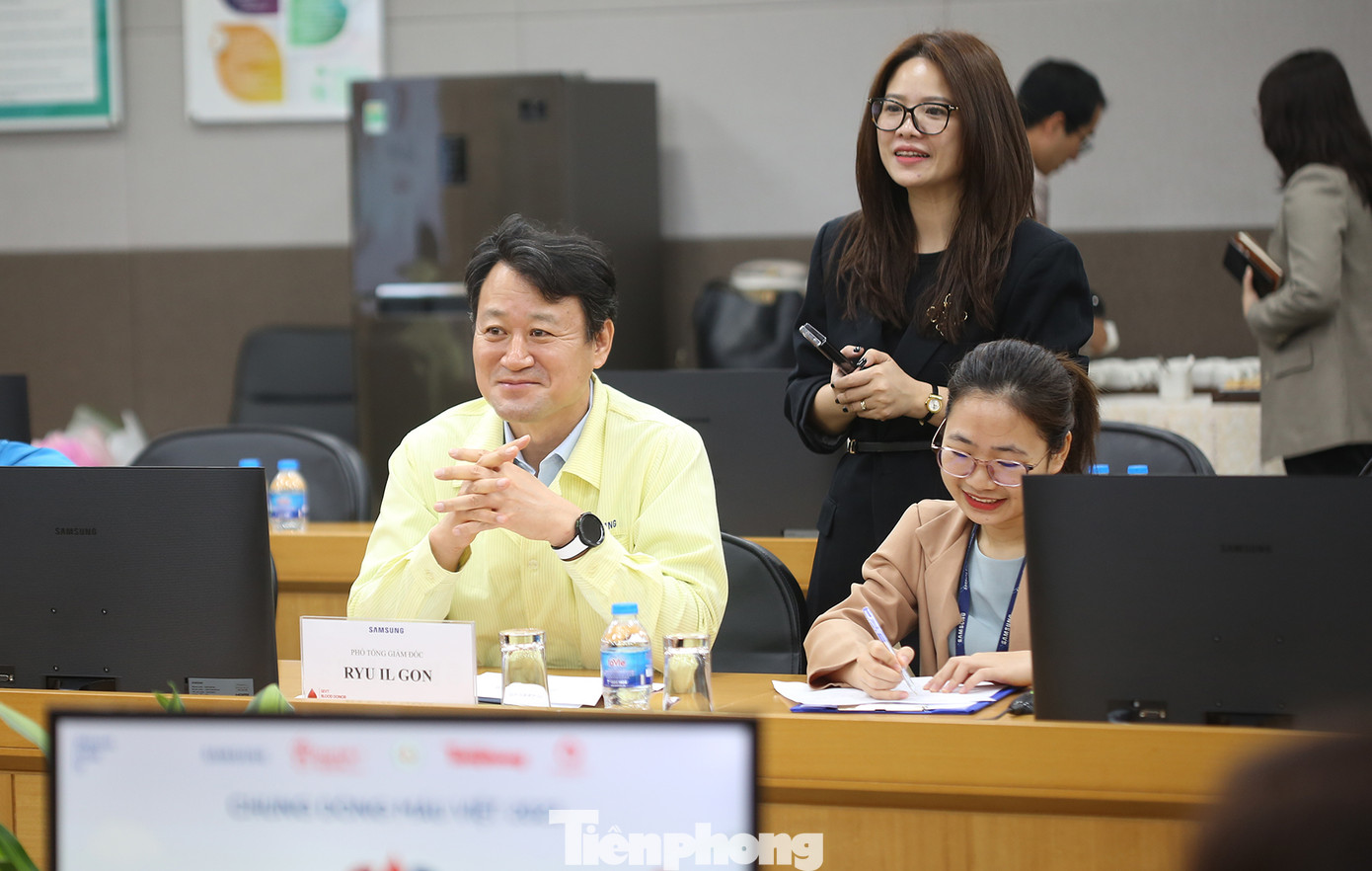 Chia sẻ tại buổi gặp, ông Ryu IL Gon, Phó Tổng Giám đốc Hành chính Nhân sự Samsung Electronics Việt Nam Thái Nguyên cho biết, bản thân ông mới sang Việt Nam công tác được 2 tháng, nhưng qua giới thiệu, đã biết thông tin Samsung đồng hành cùng Chủ nhật Đỏ được 13 năm. Riêng Samsung Electronics Việt Nam Thái Nguyên ngay sau khi thành lập năm 2014 đã tham gia đồng hành với chương trình, đến nay được 9 năm. &quot;Nhân viên của Cty đã dành tặng khoảng gần 48 nghìn đơn vị máu. Tôi cũng rất tự hào khi được biết Samsung là một trong những Cty tích cực hiến máu ở Việt Nam. Chúng tôi luôn có khẩu hiệu rằng hành trình viết lên những điều tốt đẹp sẽ luôn còn mãi. Chúng tôi luôn vận động, lan tỏa tinh thần này để mỗi năm có thêm nhiều công nhân tích cực tham gia hiến máu cứu người hơn nữa&quot;, ông Ryu IL Gon chia sẻ.