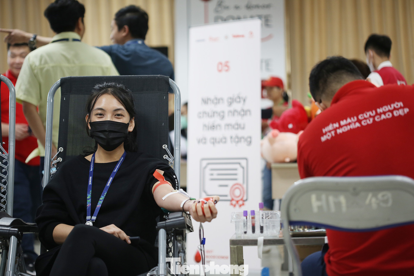 Lương Thị Linh, công nhân Cty Samsung Electronics Việt Nam Thái Nguyên với lần hiến máu thứ 7. Linh sinh năm 1995, quê ở Hà Nam. Cô gái 9x chia sẻ, được cho đi một phần máu của mình để cứu chữa người bệnh là niềm hạnh phúc lớn. Bản thân Linh năm nào cũng hiến máu. Ảnh: Trường Phong