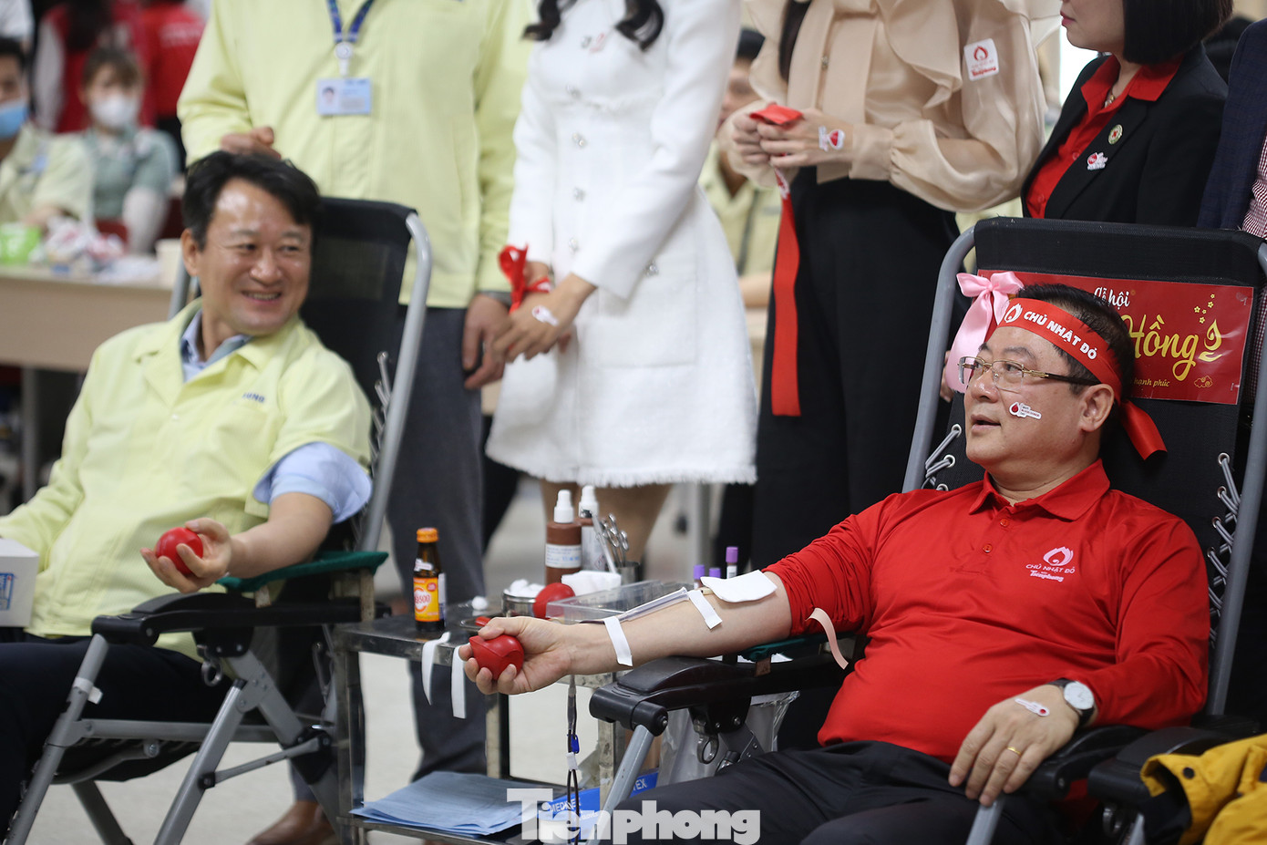 Tổng Biên tập báo Tiền Phong Lê Xuân Sơn hiến máu tại ngày hội. Đây là lần thứ 14 nhà báo hiến máu và có lẽ ông không được hiến máu ở lần tiếp theo vì đã hết tuổi theo quy định. Ảnh: Trường Phong