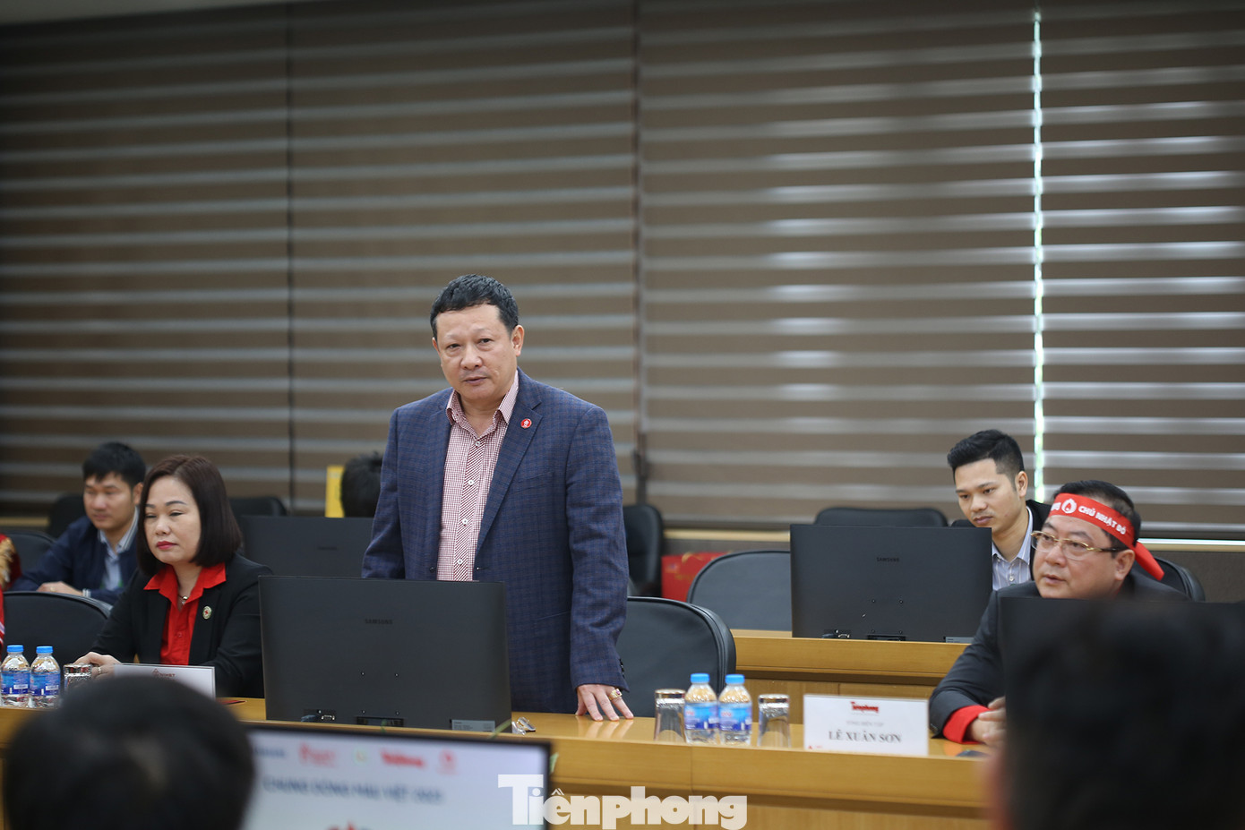 TS.BS Vũ Đức Bình, Phó Viện trưởng Viện Huyết học – Truyền máu T.Ư cho biết, đến nay, phong trào hiến máu tình nguyện đã phát triển hơn rất nhiều. Lễ hội xuân hồng cũng như Chủ Nhật đỏ là chuỗi hoạt động hiến máu tình nguyện lớn của Việt Nam với sự phối hợp của các đơn vị, địa phương. Viện và báo Tiền Phong đã đồng hành từ những ngày đầu vận động phong trào hiến máu tình nguyện. Tập đoàn Samsung nhiều năm qua đóng góp rất nhiều cho phong trào hiến máu tình nguyện, cung cấp lượng máu hiến lớn nhất so với các doanh nghiệp đang hiện diện tại Việt Nam. Ngoài ra, tập đoàn cũng ủng hộ chi phí cho các bệnh nhân phải ghép tế bào gốc, bệnh nhân ung thư... &quot;Qua hai ngày hiến máu ở Samsung Bắc Ninh đã tiếp nhận 1.200 đơn vị máu. Trong 2 ngày ở Samsung Thái Nguyên, chúng tôi dự kiến cũng sẽ tiếp nhận khoảng 1.000 đơn vị máu. Tôi tin rằng, khi nào có bệnh nhân cần máu, công nhân Samsung Việt Nam cũng đều sẵn sàng hỗ trợ&quot;, ông Bình nói.