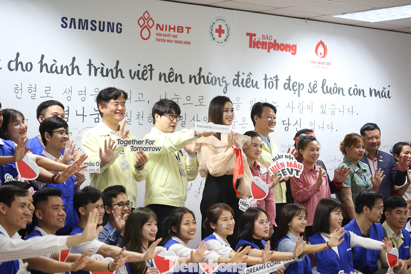 Hoa hậu Việt Nam 2020 Đỗ Thị Hà chụp ảnh với lãnh đạo, công nhân viên Cty Samsung Electronics Việt Nam Thái Nguyên. Ảnh: Trường Phong