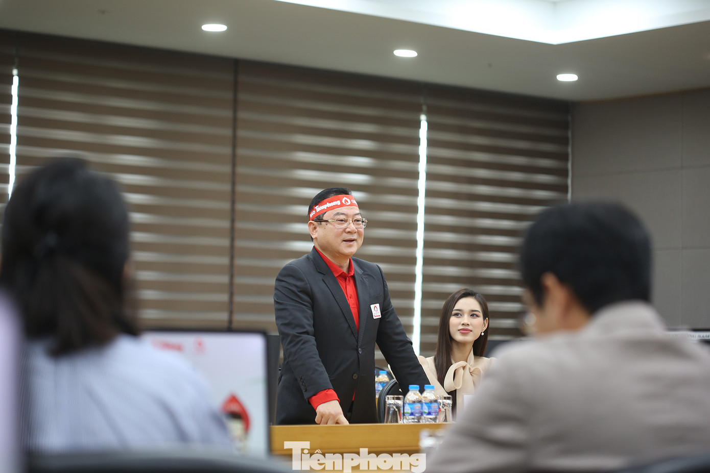 Tại cuộc trao đổi với lãnh đạo Cty Samsung Electronics Việt Nam Thái Nguyên, nhà báo Lê Xuân Sơn, Tổng Biên tập báo Tiền Phong đã giới thiệu về lịch sử hình thành, phát triển chương trình hiến máu tình nguyện Chủ nhật Đỏ do báo Tiền Phong khởi xướng, phối hợp tổ chức trong 15 năm qua. Theo Tổng Biên tập báo Tiền Phong Lê Xuân Sơn, trong hành trình dài đó, Cty Samsung đã tham gia đồng hành từ năm 2010, đóng góp rất lớn vào thành công của chương trình. Ảnh: Trường Phong