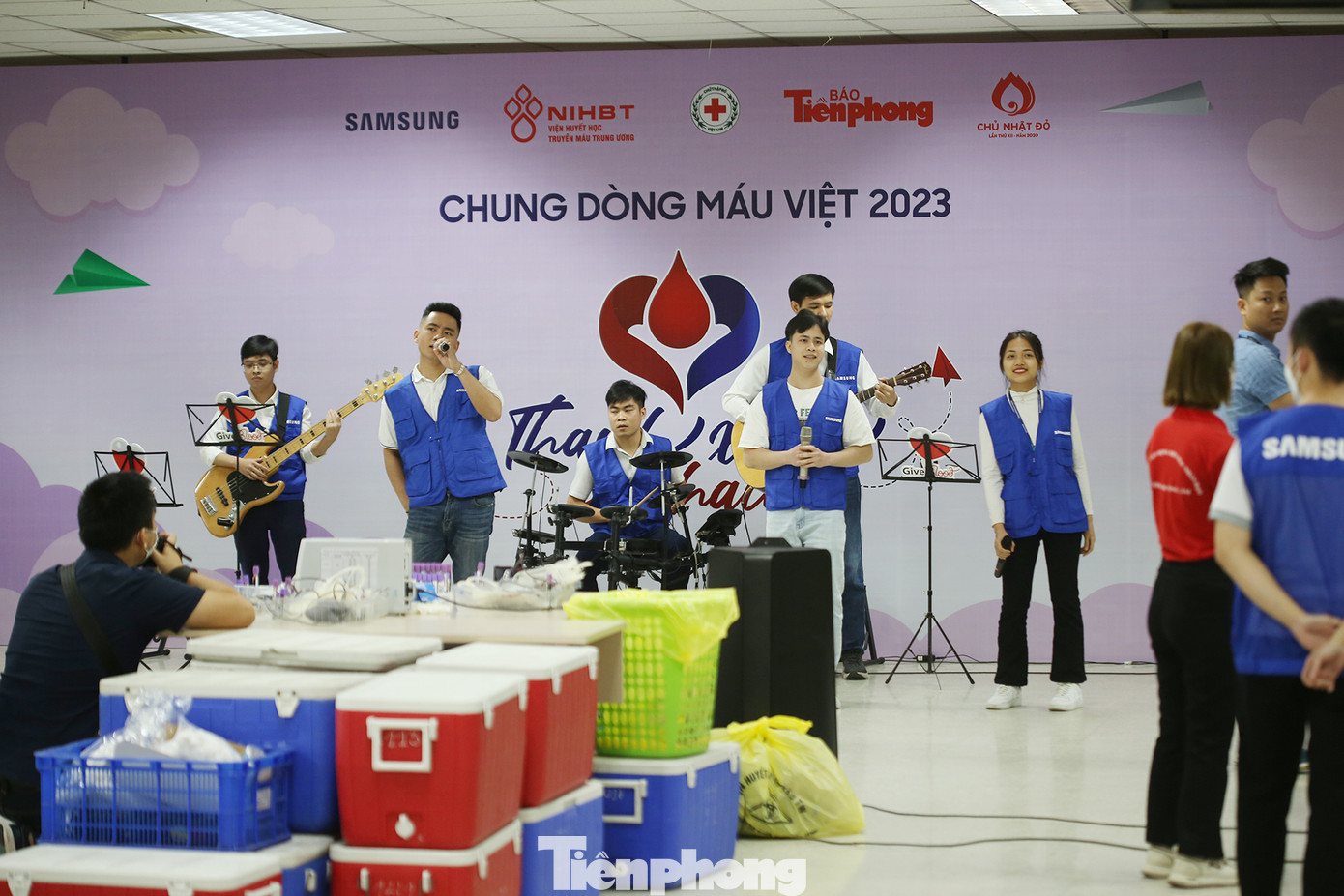 Cty Samsung Electronics Việt Nam Thái Nguyên bố trí ban nhạc biểu diễn các tiết mục âm nhạc phục vụ các công nhân hiến máu tình nguyện. Ảnh: Trường Phong