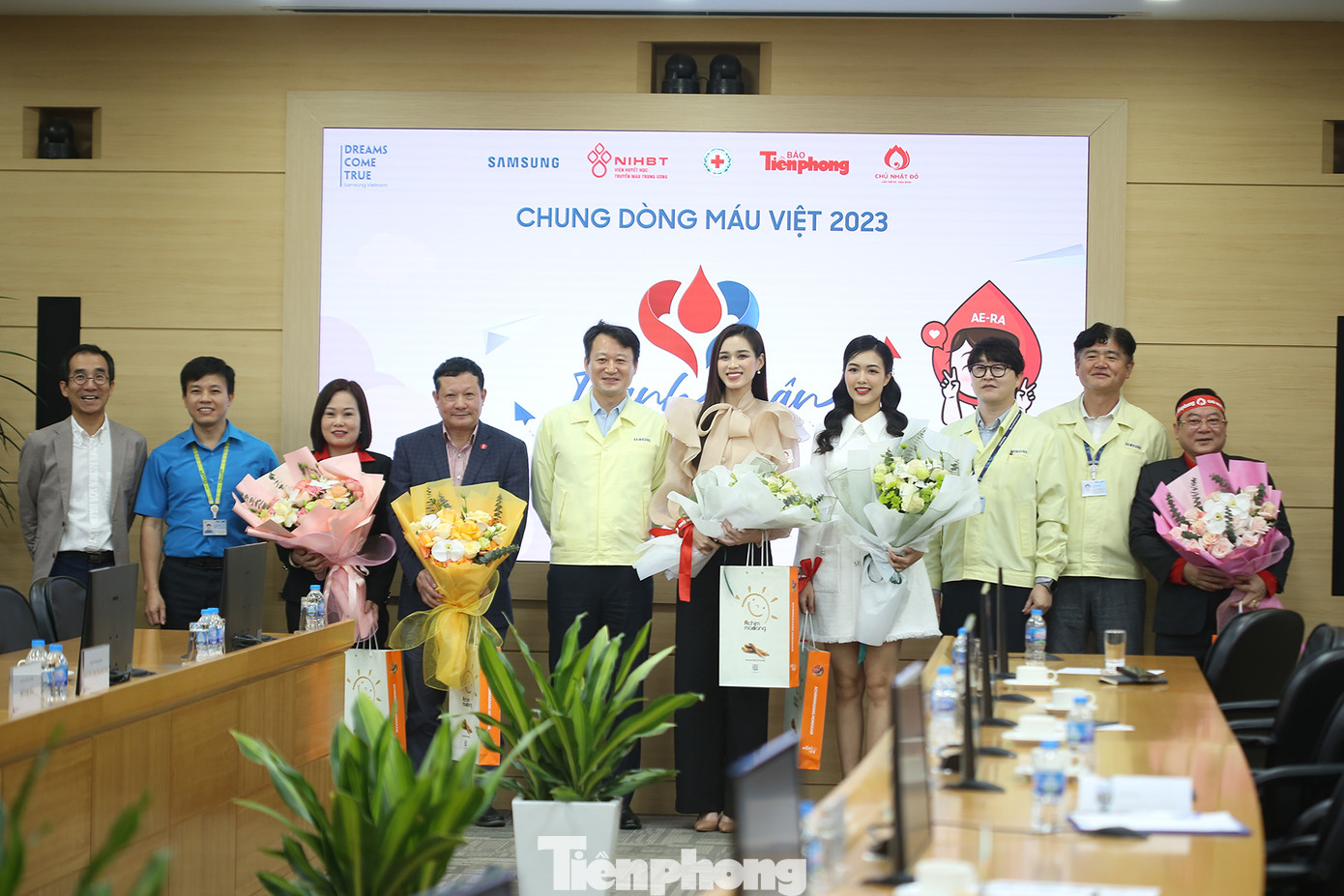 Sáng 22/2, tại Cty Samsung Electronics Việt Nam Thái Nguyên (Thái Nguyên) diễn ra chương trình hiến máu tình nguyện Chung dòng máu Việt - Chủ nhật Đỏ. Trong ảnh, đại diện lãnh đạo Cty Samsung Electronics Việt Nam Thái Nguyên, lãnh đạo báo Tiền Phong, Viện Huyết học và truyền máu T.Ư, Ban vận động hiến máu tỉnh Thái Nguyên, Hoa hậu Việt Nam 2020 Đỗ Thị Hà, Người đẹp Truyền thông cuộc thi Hoa hậu Việt Nam 2022 Nguyễn Thị Thanh Tâm chụp ảnh lưu niệm. Ảnh: Trường Phong