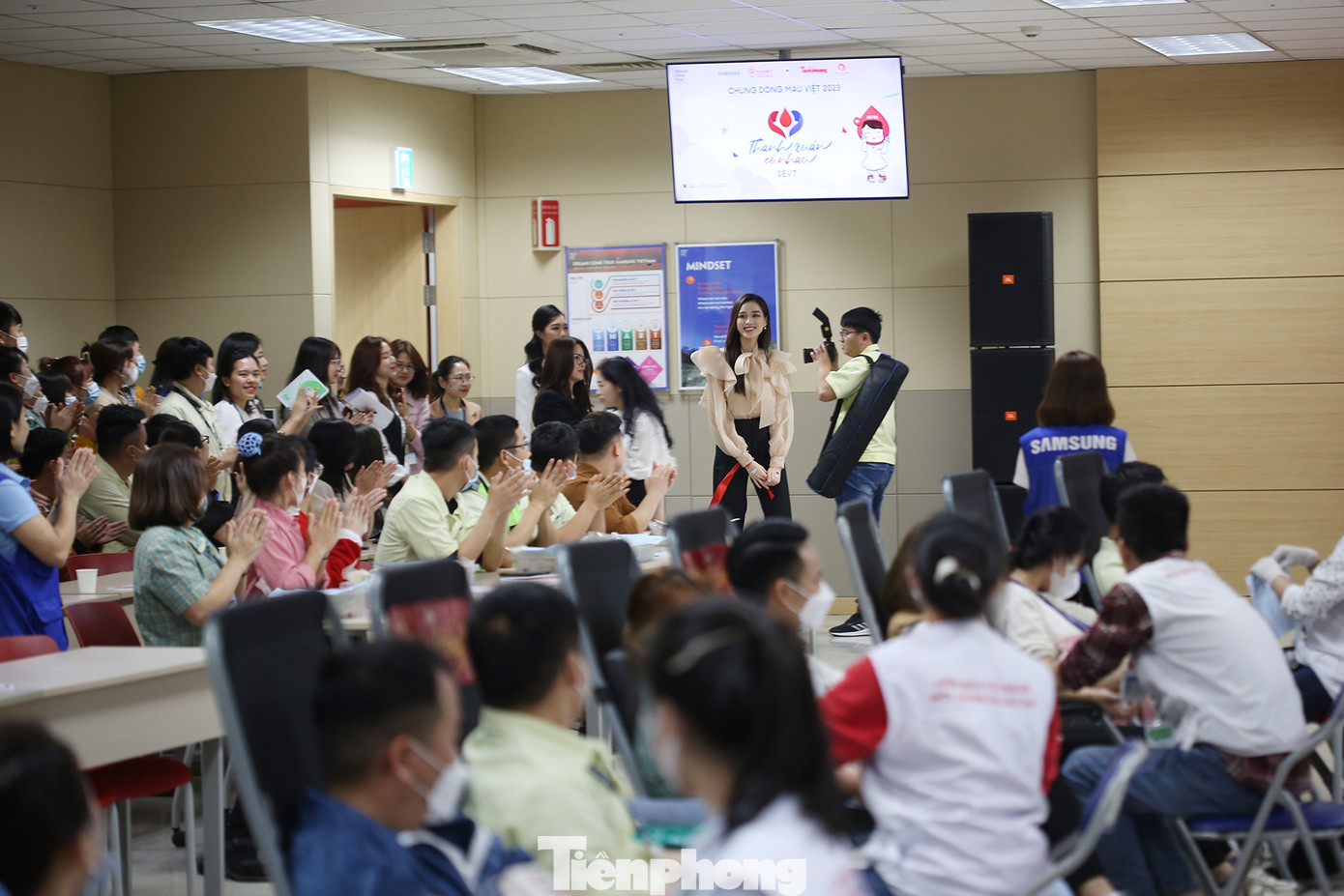 Hoa hậu Việt Nam 2020 Đỗ Thị Hà giao lưu với công nhân Cty Samsung Electronics Việt Nam Thái Nguyên. Ảnh: Trường Phong