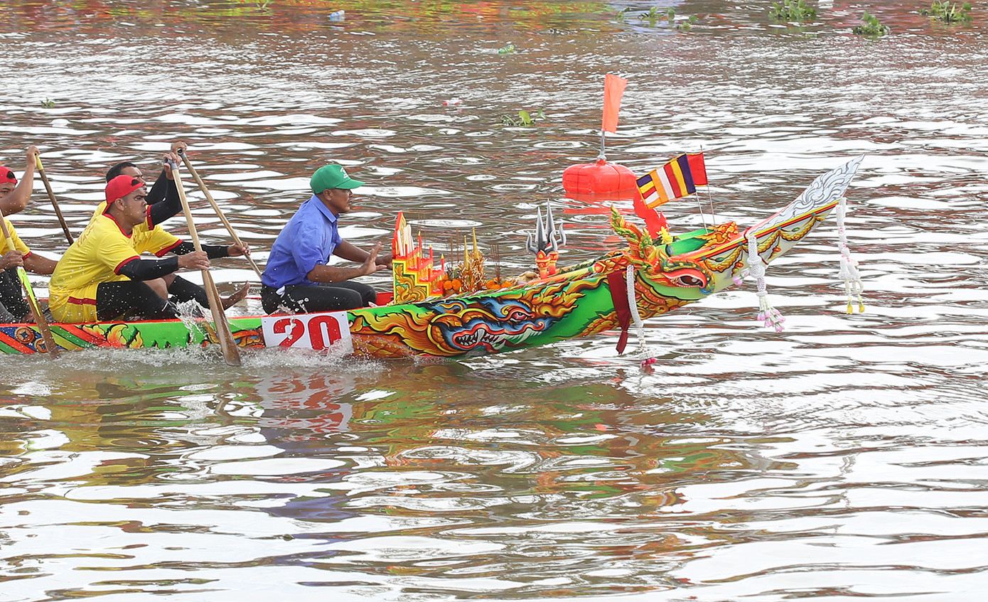 Mũi ghe Ngo được trang trí nhiều biểu tượng tâm linh, dường như nhằm tăng thêm sức mạnh trong cuộc đua. Ảnh: Trường Phong. Mũi ghe Ngo được trang trí nhiều biểu tượng tâm linh, dường như nhằm tăng thêm sức mạnh trong cuộc đua. Ảnh: Trường Phong.