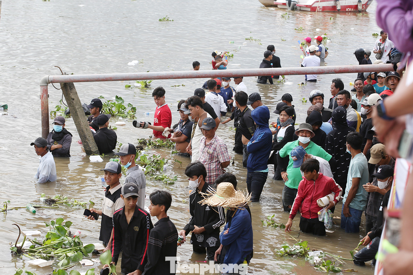 Khán giả lội nước ngập ngang người để xem đua ghe. Khán giả lội nước ngập ngang người để xem đua ghe.