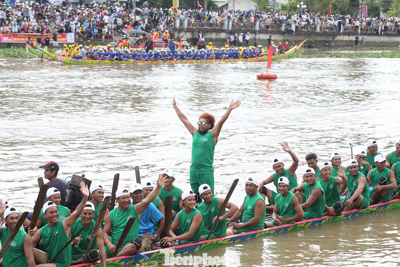 Niềm vui của đội chiến thắng và khán giả theo dõi cuộc đua. Ảnh: Trường Phong. Niềm vui của đội chiến thắng và khán giả theo dõi cuộc đua. Ảnh: Trường Phong.