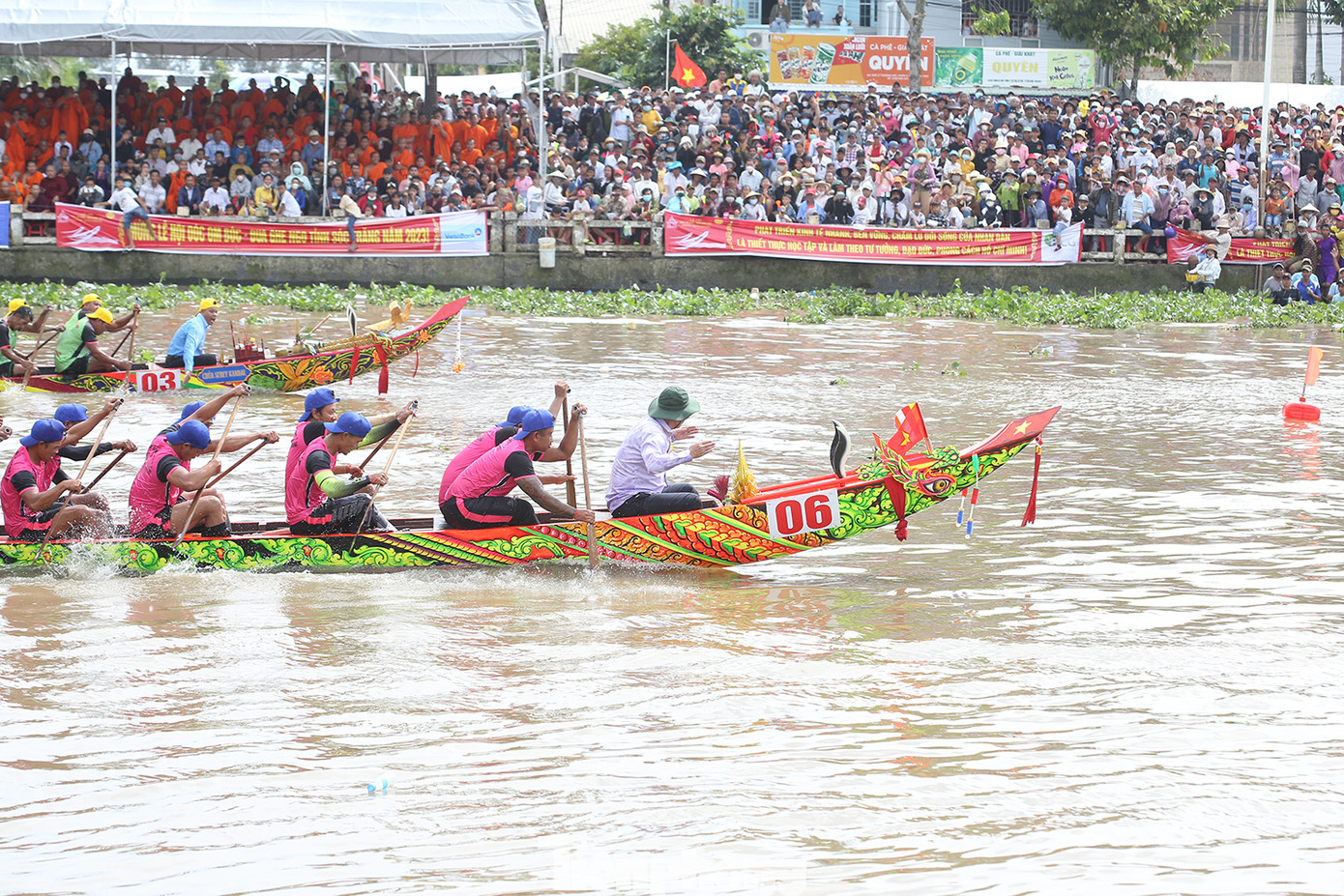 Các đôi ghe tranh tài trong sự cổ vũ cuồng nhiệt của hàng chục nghìn khán giả hai bên bờ sông. Các đôi ghe tranh tài trong sự cổ vũ cuồng nhiệt của hàng chục nghìn khán giả hai bên bờ sông.