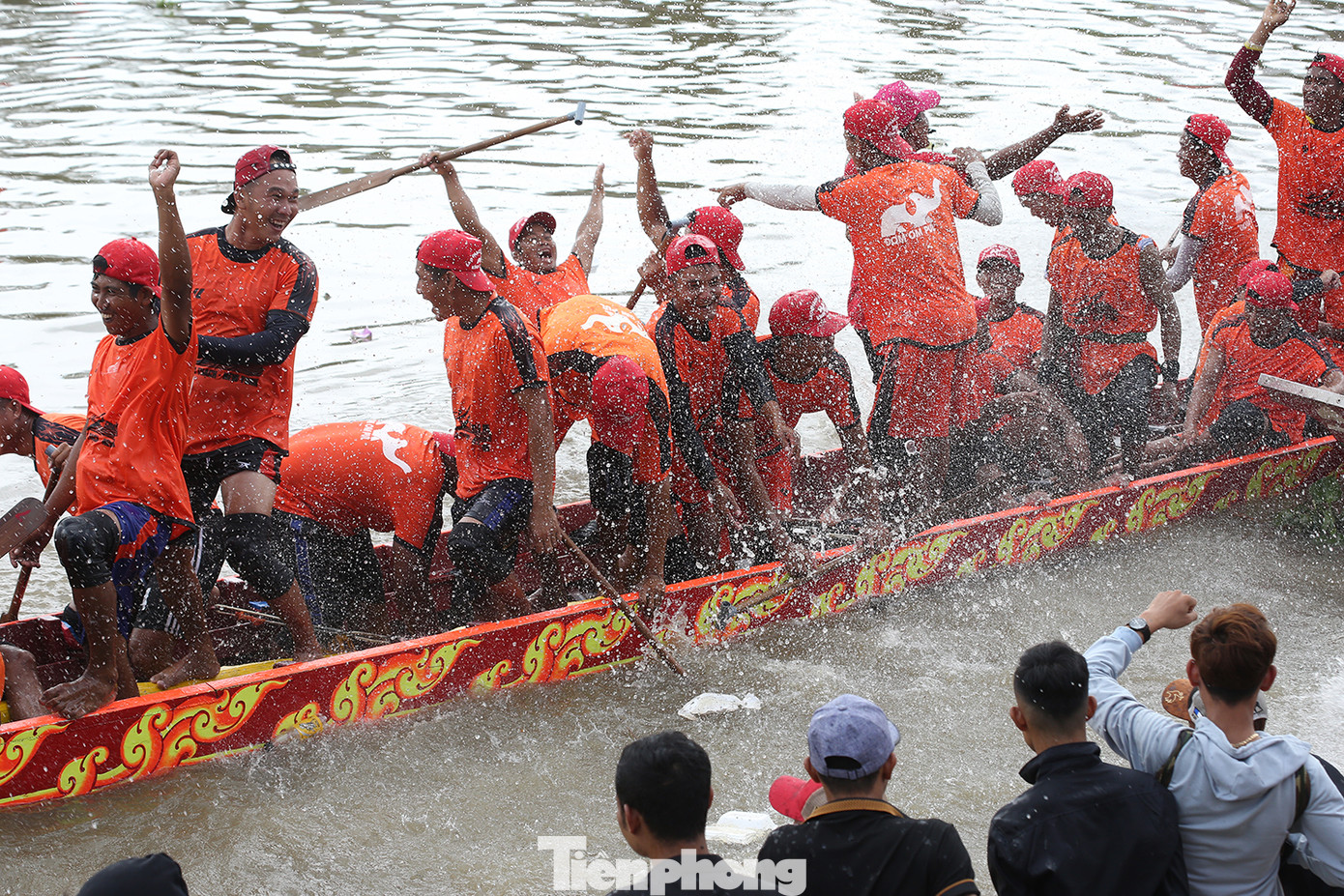 Niềm vui chiến thắng của một đội ghe Ngo. Khán giả đứng dưới sông té nước lên những người trên ghe để mừng chiến thắng. Niềm vui chiến thắng của một đội ghe Ngo. Khán giả đứng dưới sông té nước lên những người trên ghe để mừng chiến thắng.