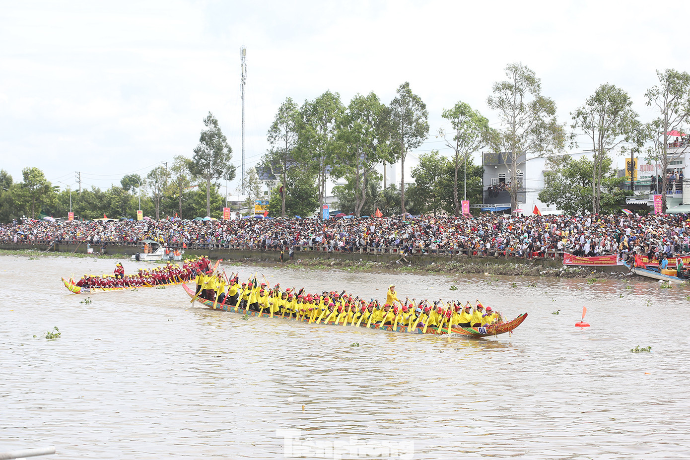 Sự cố ghe Ngo quay ngang trên đường đua. Ảnh: Trường Phong. Sự cố ghe Ngo quay ngang trên đường đua. Ảnh: Trường Phong.
