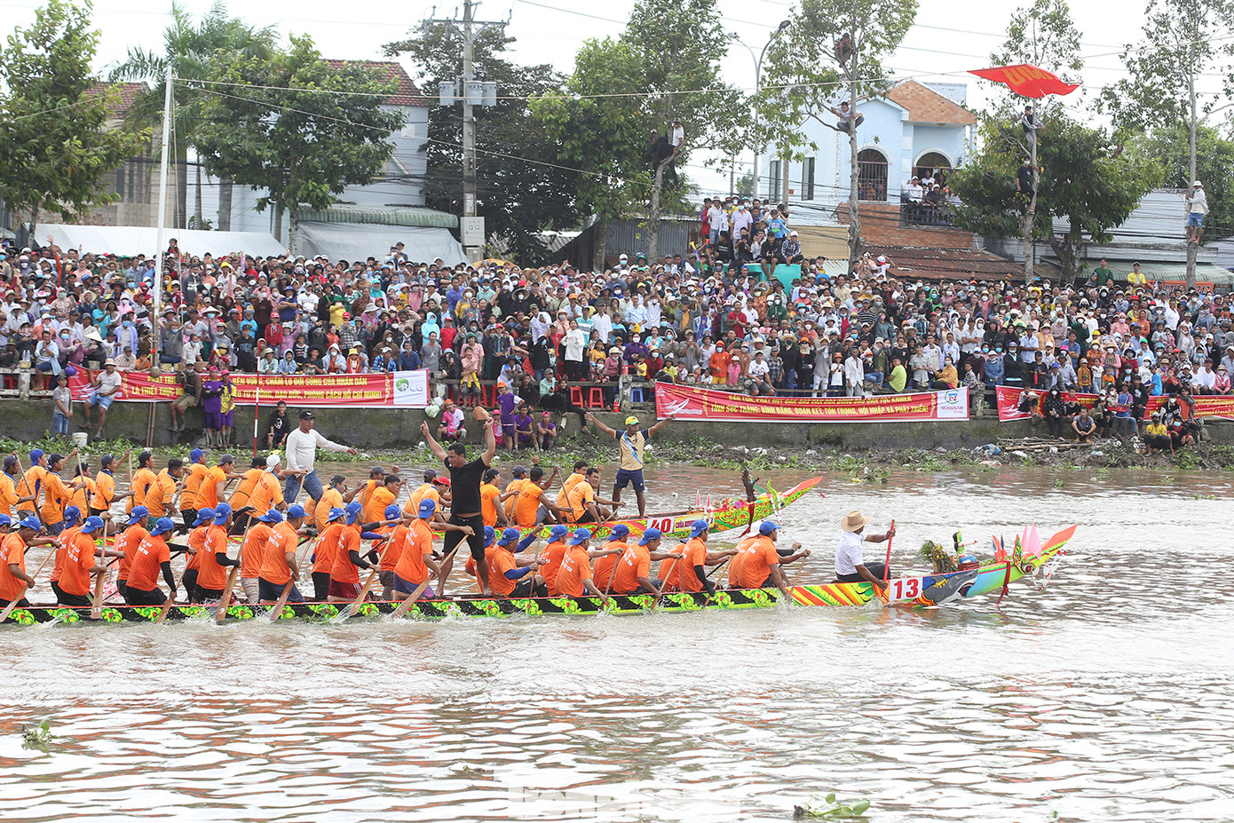 Nhưng cũng có những đôi ghe so kè quyết liệt từng mét. Nhưng cũng có những đôi ghe so kè quyết liệt từng mét.