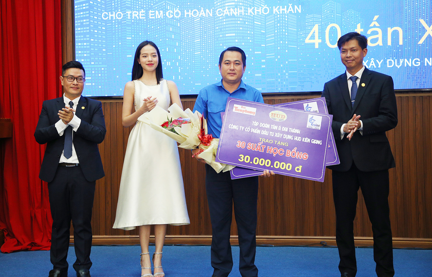 HUD Kiên Giang (Tập Đoàn Tân Á Đại Thành) trao tặng 30 suất học bổng cho các em học sinh có hoàn cảnh khó khăn và 40 tấn xi măng xây dựng nhà tình nghĩa cho Tỉnh Đoàn Kiên Giang. HUD Kiên Giang (Tập Đoàn Tân Á Đại Thành) trao tặng 30 suất học bổng cho các em học sinh có hoàn cảnh khó khăn và 40 tấn xi măng xây dựng nhà tình nghĩa cho Tỉnh Đoàn Kiên Giang.