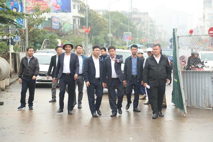Phó Chủ tịch UBND thành phố Hà Nội Dương Đức Tuấn kiểm tra công trường thi công dự án xây dựng cầu vượt nút giao An Dương - đường Thanh niên. Ảnh: PV.