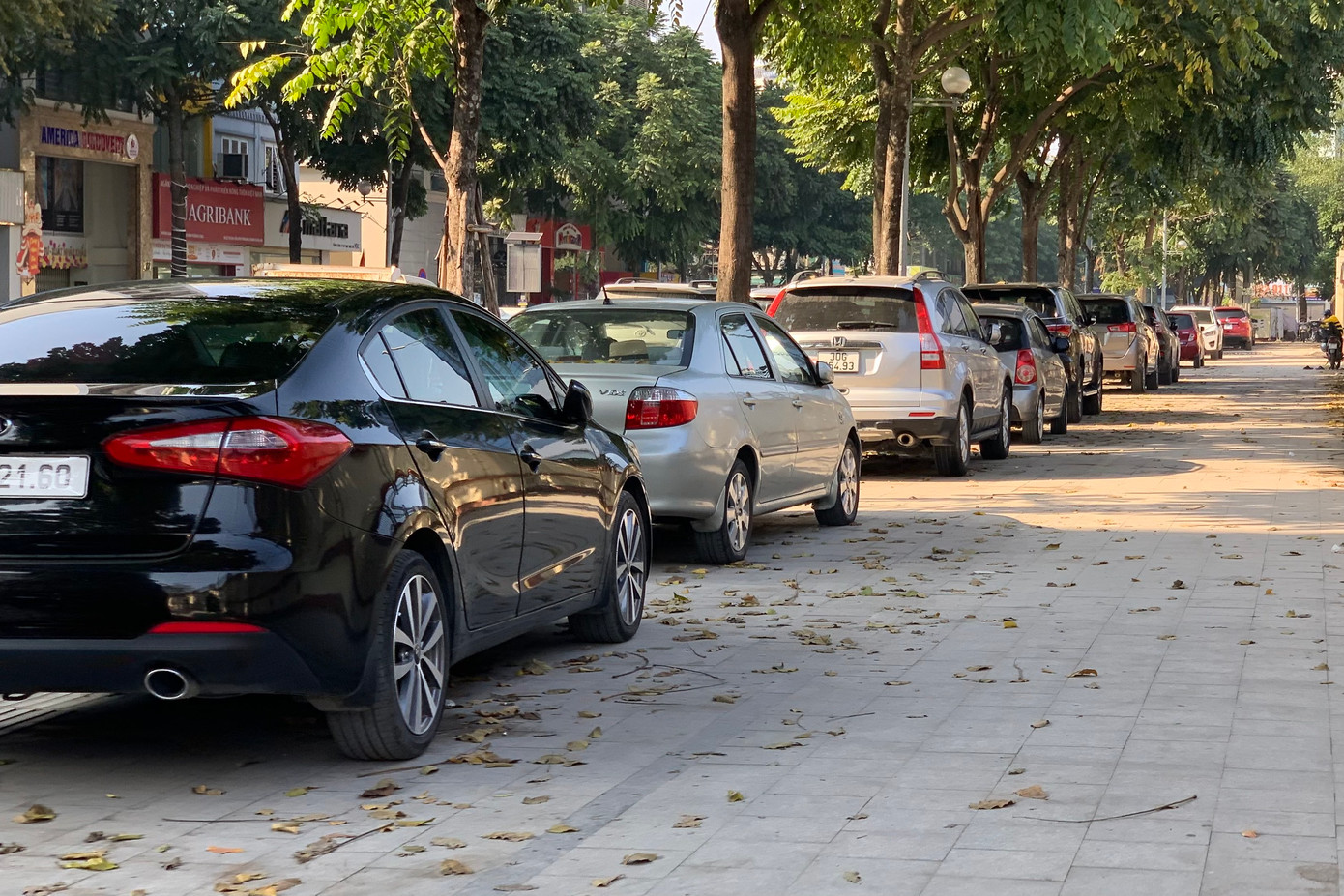 Mới đây, Chủ tịch UBND thành phố Hà Nội đã yêu cầu rà soát tạm dừng ngay việc sử dụng hè phố làm các điểm đỗ xe ô tô, tập kết vật liệu xây dựng gây hư hỏng, lún nứt hè phố. Trong trường hợp có vi phạm cần chấm dứt ngay. Thành phố cũng giao Sở GTVT, Sở Xây dựng tăng cường thanh tra, kiểm tra, xử lý nghiêm đối với các phương tiện xe ô tô tải trọng lớn đi trên hè phố, các hành vi dừng, đỗ xe trên hè phố không đúng quy định, các công trình xây dựng có hoạt động thi công làm hỏng kết cấu hè phố, các điểm tập kết vật liệu xây dựng trên hè phố không được cấp phép. Ảnh: Duy Phạm