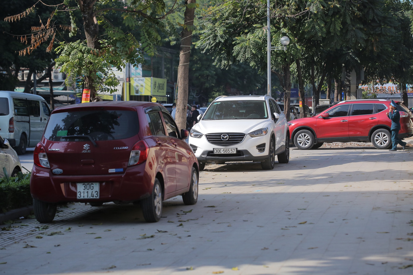 Tình trạng dừng, đỗ ô tô trên vỉa hè lát đá tự nhiên phố Lê Trọng Tấn đã kéo dài nhiều năm, từng được báo Tiền Phong phản ánh nhiều lần, tuy nhiên, chưa thấy tín hiệu xử lý từ cơ quan chức năng. Ảnh: Duy Phạm