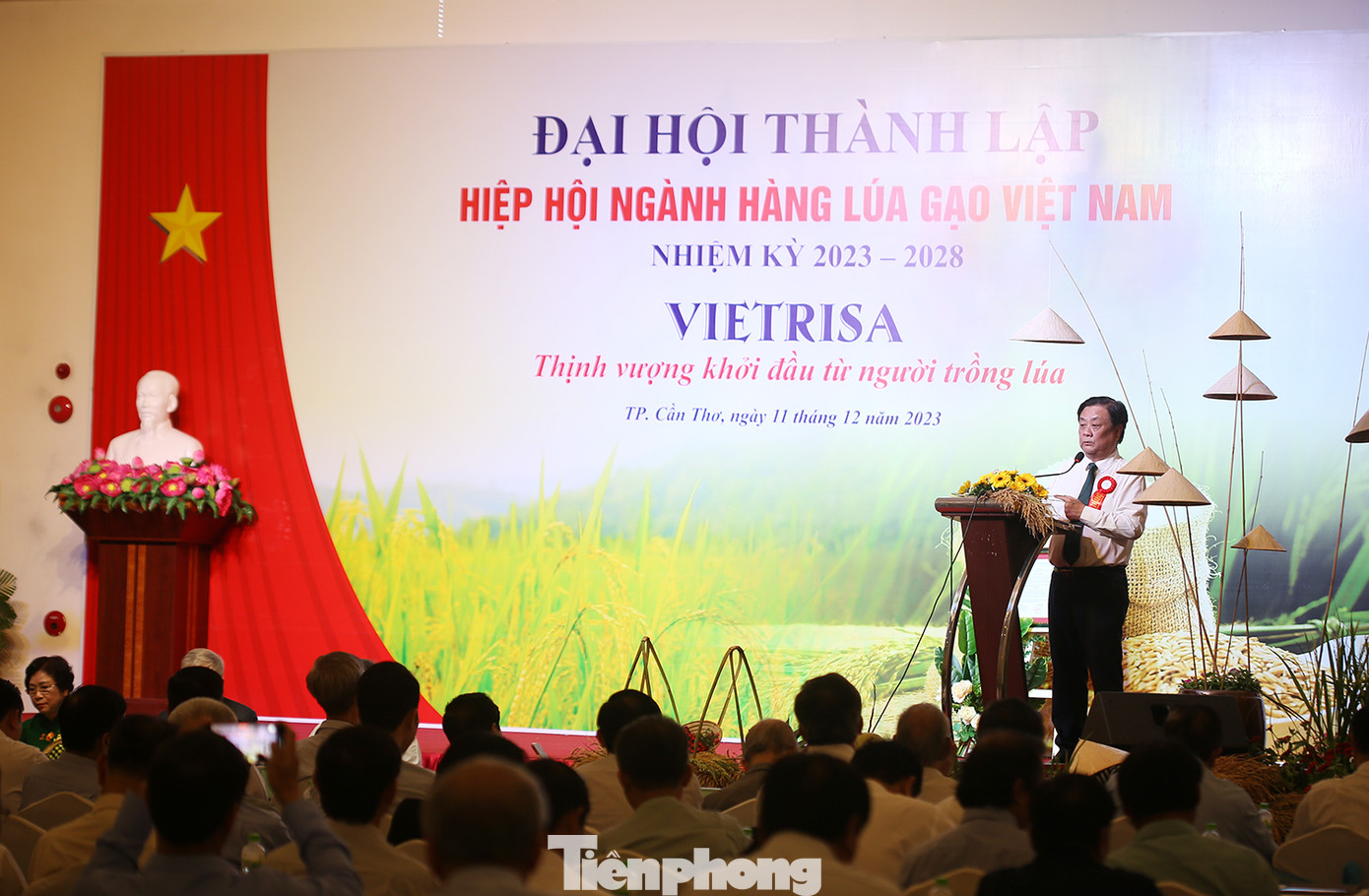 Bộ trưởng Bộ NN&amp;PTNT Lê Minh Hoan nhấn mạnh về giá trị của ngành lúa gạo tại Đại hội thành lập Hiệp hội ngành hàng lúa gạo Việt Nam. Ảnh: Trường Phong.