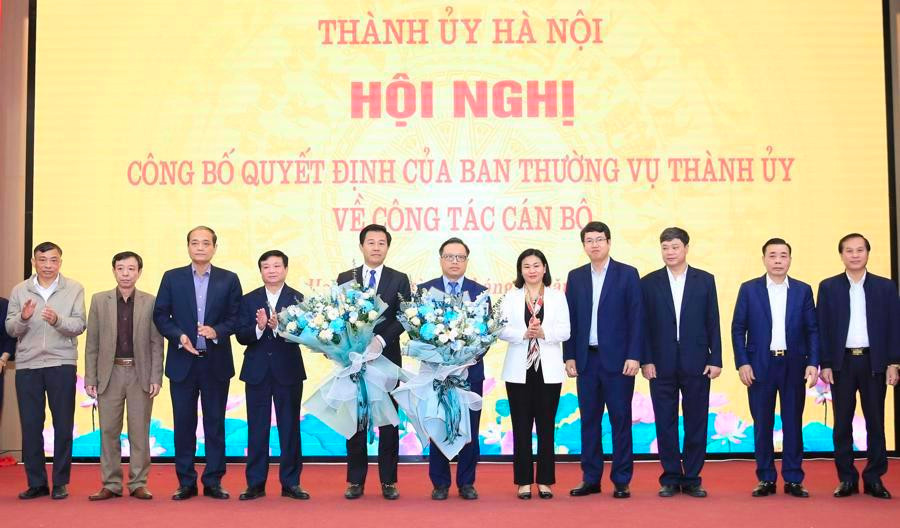Phó Bí thư Thường trực Thành uỷ Hà Nội Nguyễn Thị Tuyến trao quyết định và tặng hoa chúc mừng ông Nguyễn Xuân Đại và ông Nguyễn Trúc Anh. Ảnh: PV Phó Bí thư Thường trực Thành uỷ Hà Nội Nguyễn Thị Tuyến trao quyết định và tặng hoa chúc mừng ông Nguyễn Xuân Đại và ông Nguyễn Trúc Anh. Ảnh: PV